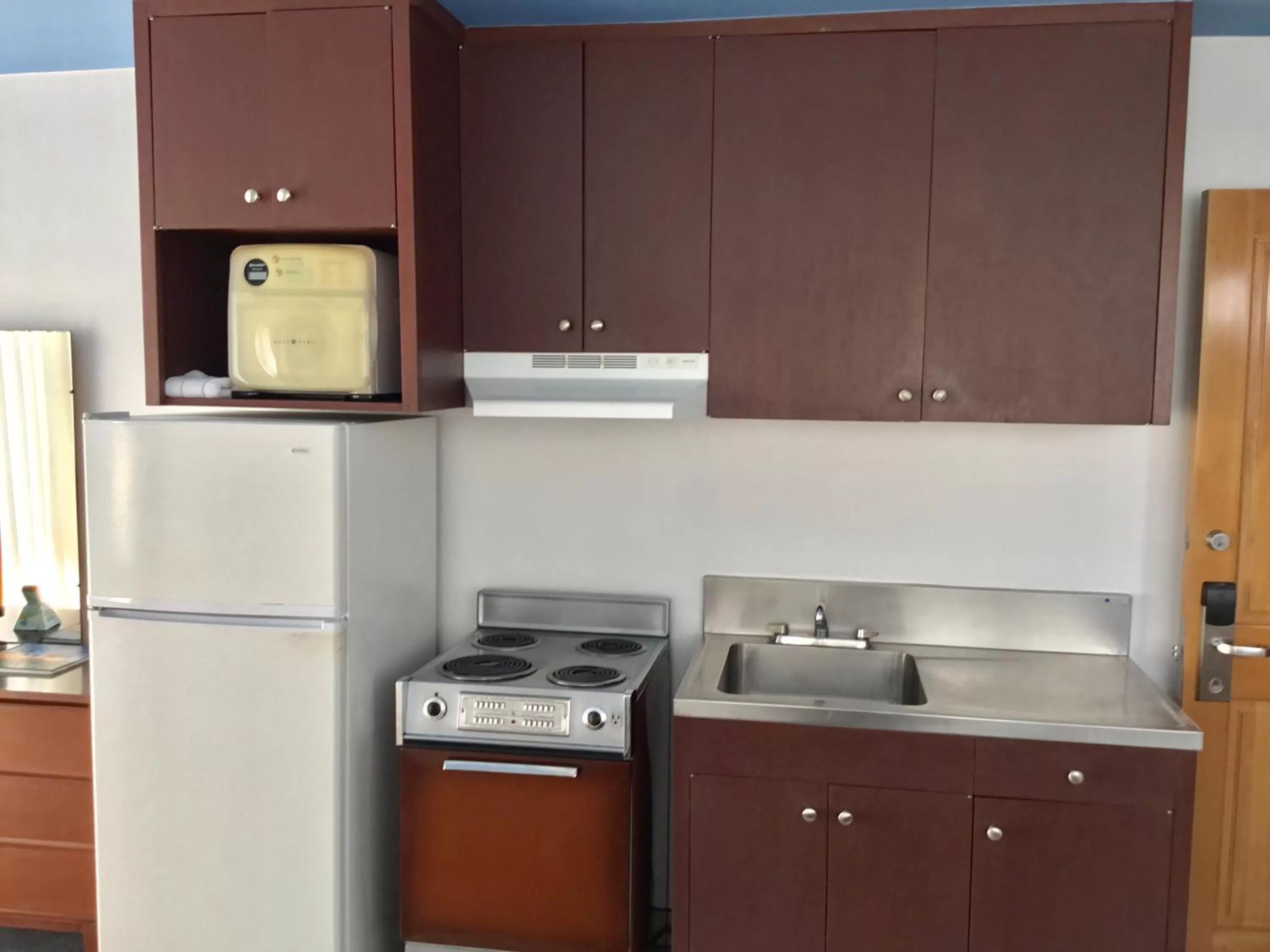 Kitchen or kitchenette in Holiday Surf Hotel (with full kitchen)