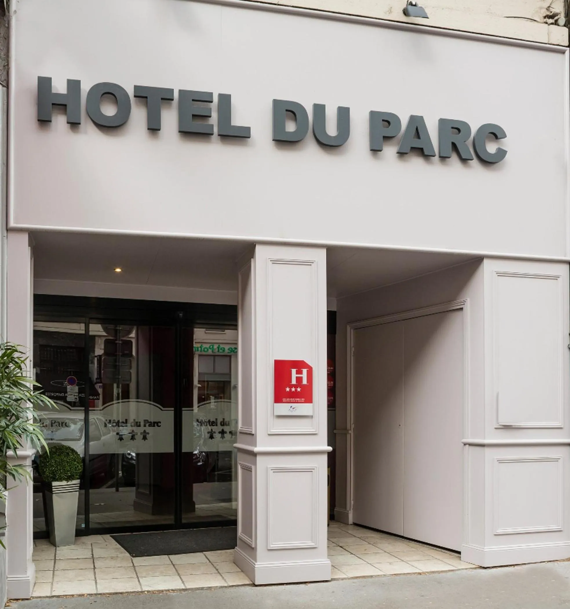 Facade/entrance in Hôtel du Parc