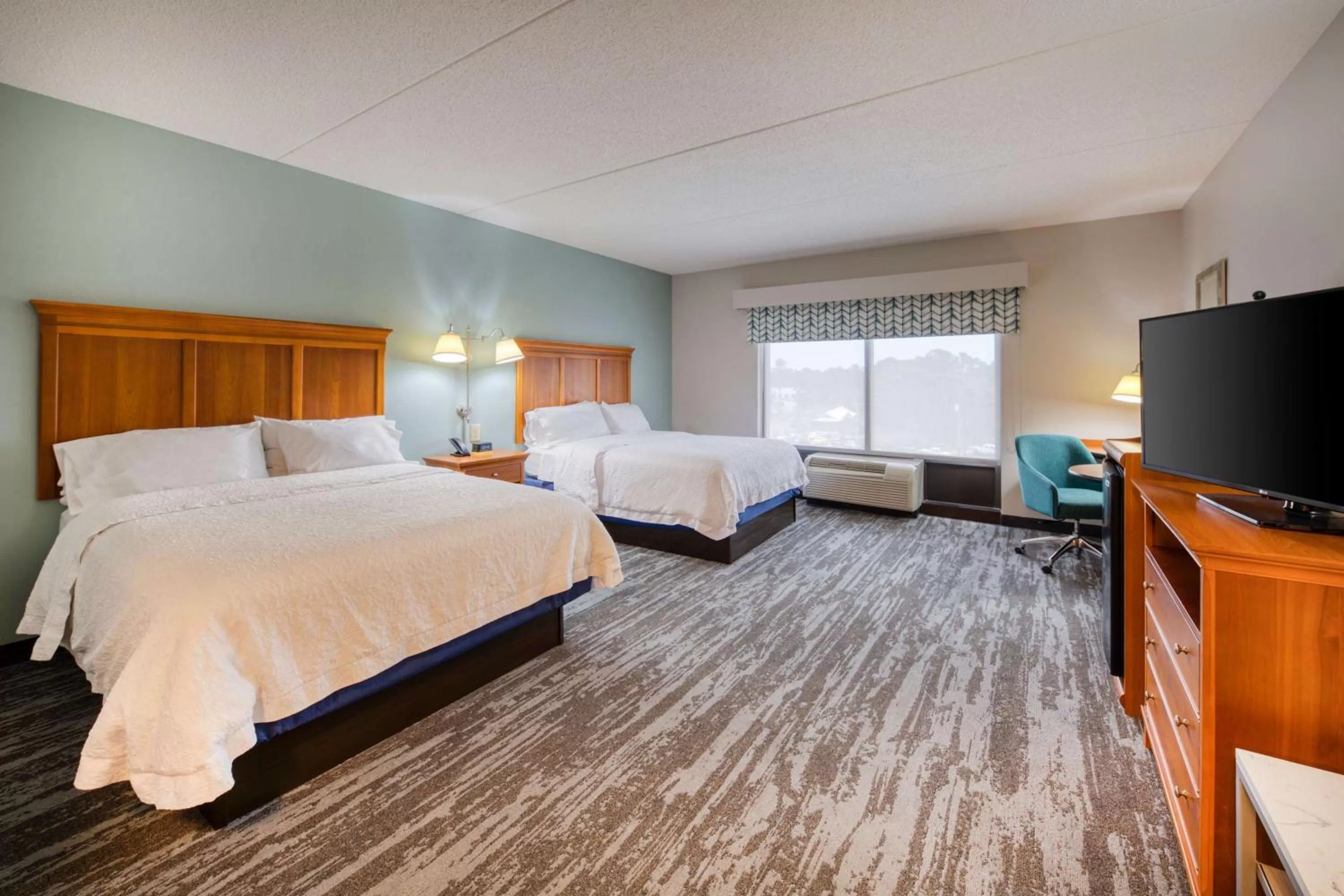 Bedroom, Bed in Hampton Inn Wilmington University Area