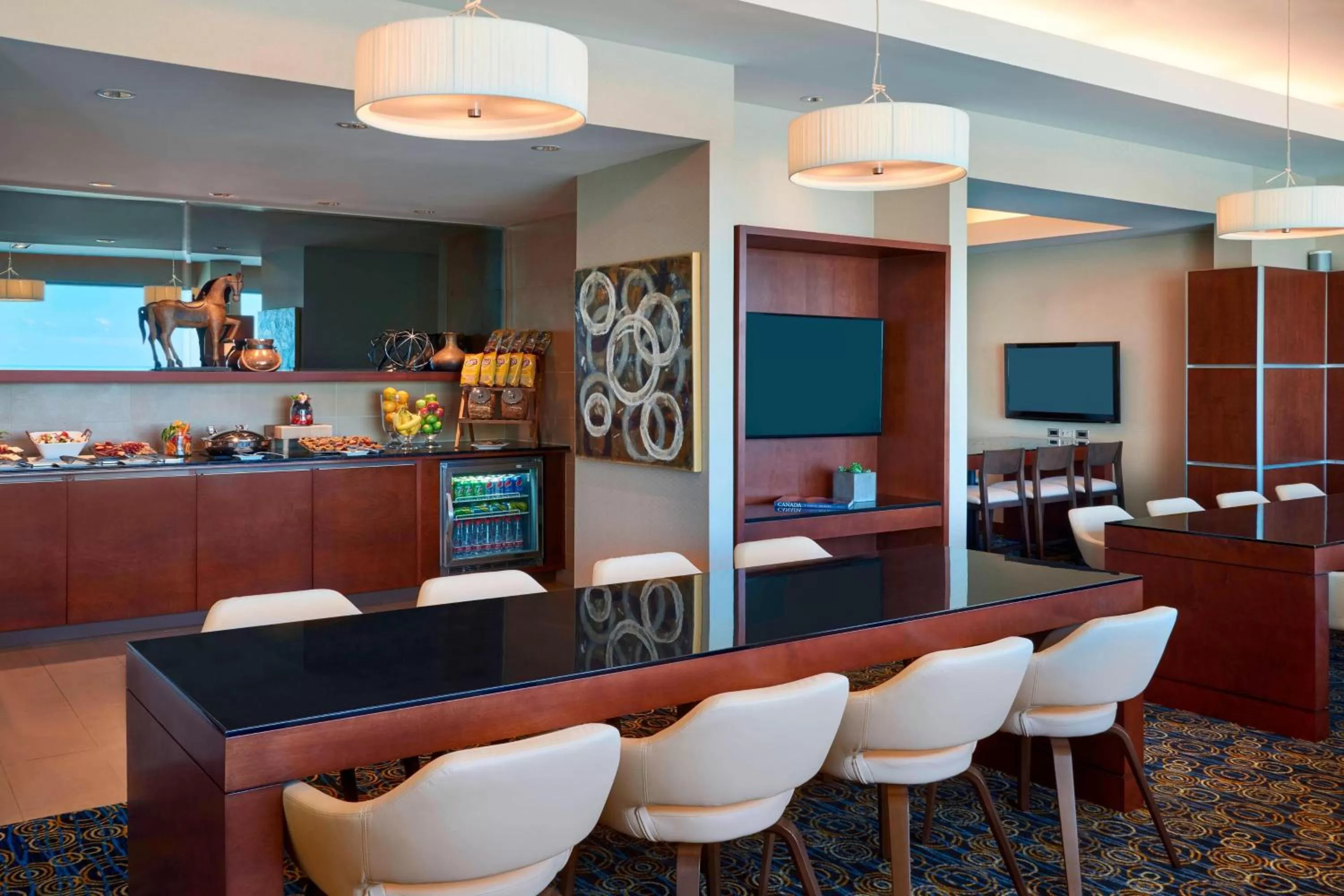 Lounge or bar in Marriott Montreal Airport In-Terminal Hotel