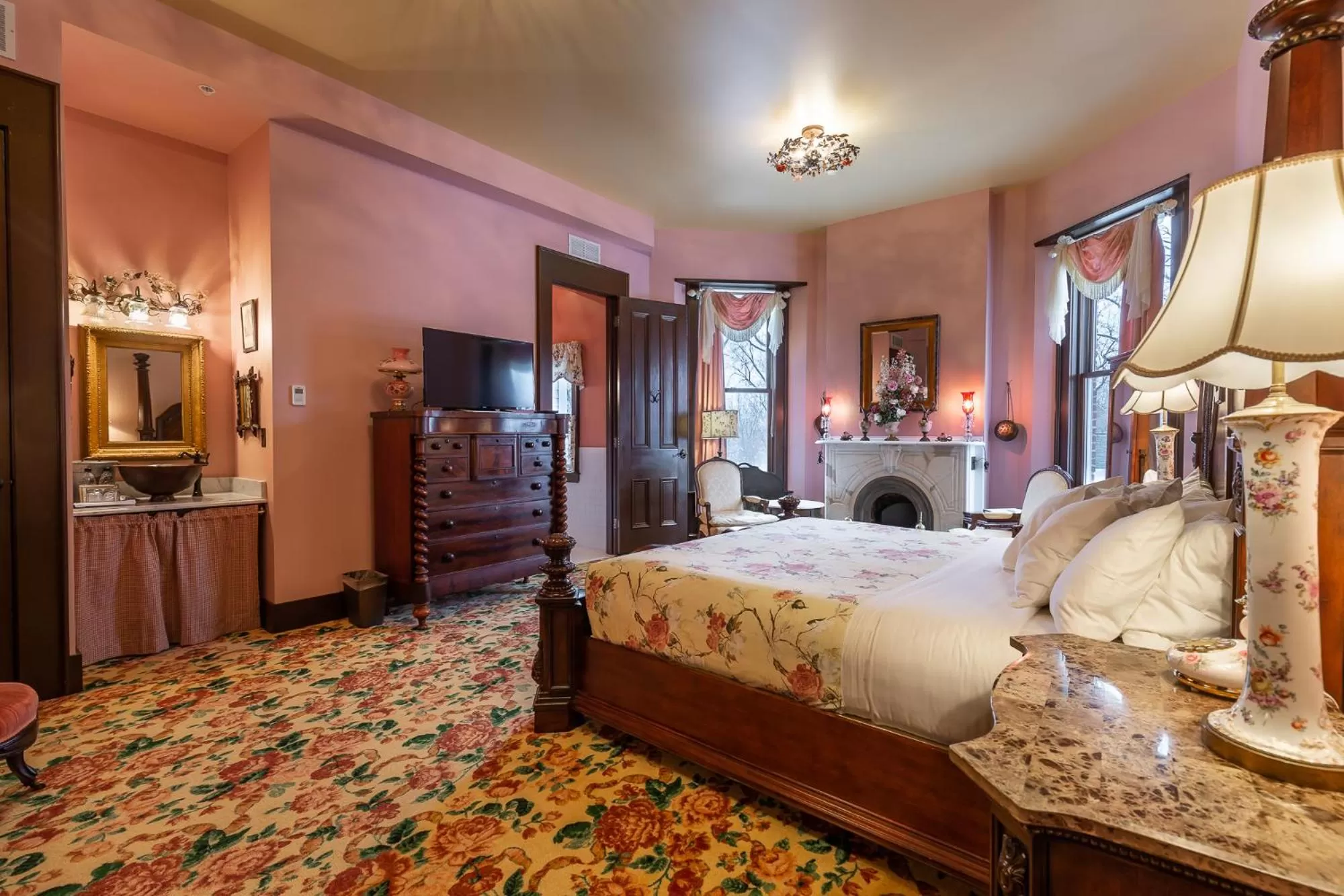Bed in Steele Mansion Inn & Gathering Hub