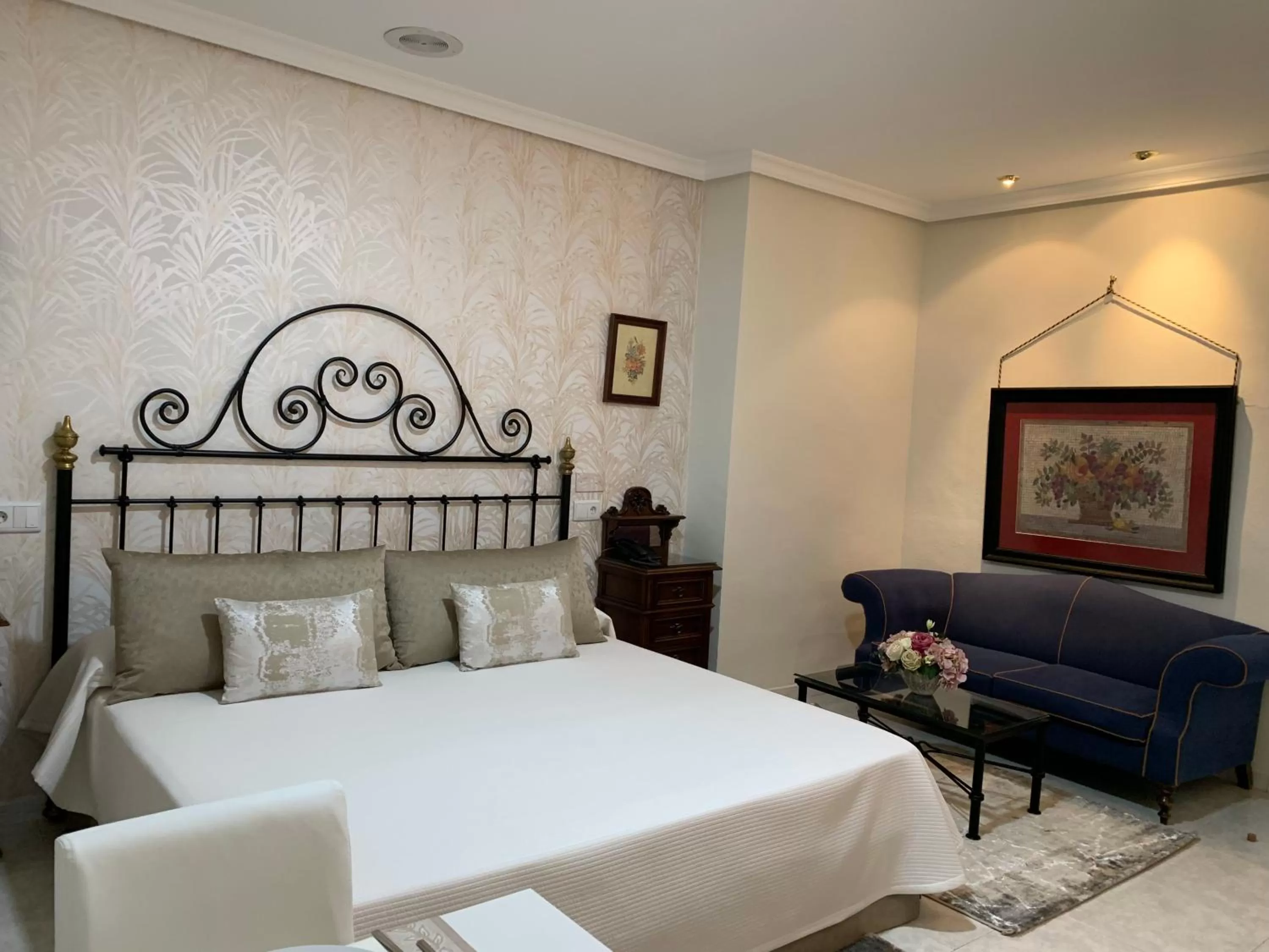 Photo of the whole room, Bed in La Sierra