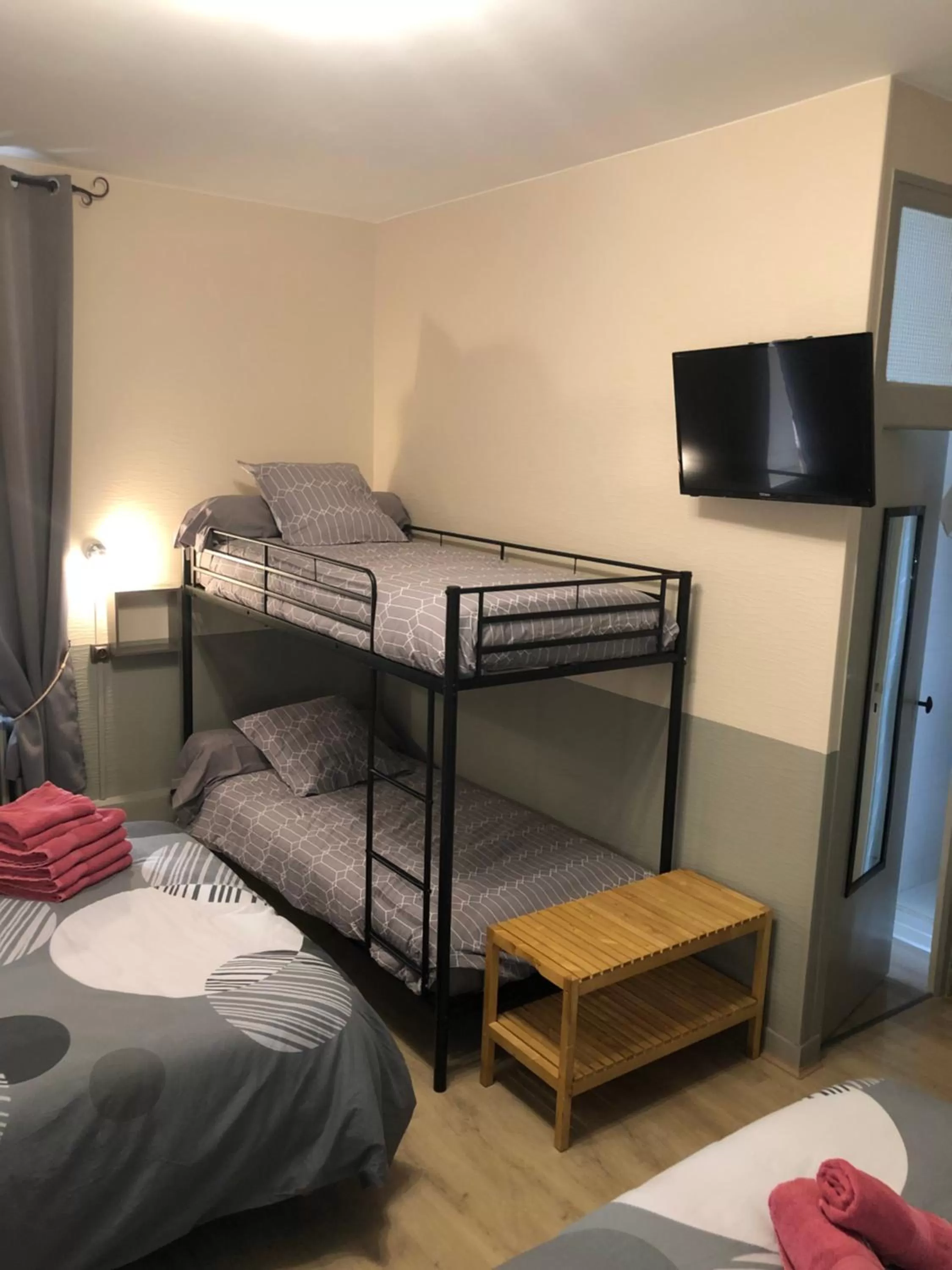 Photo of the whole room, Bunk Bed in Hotel des Remparts