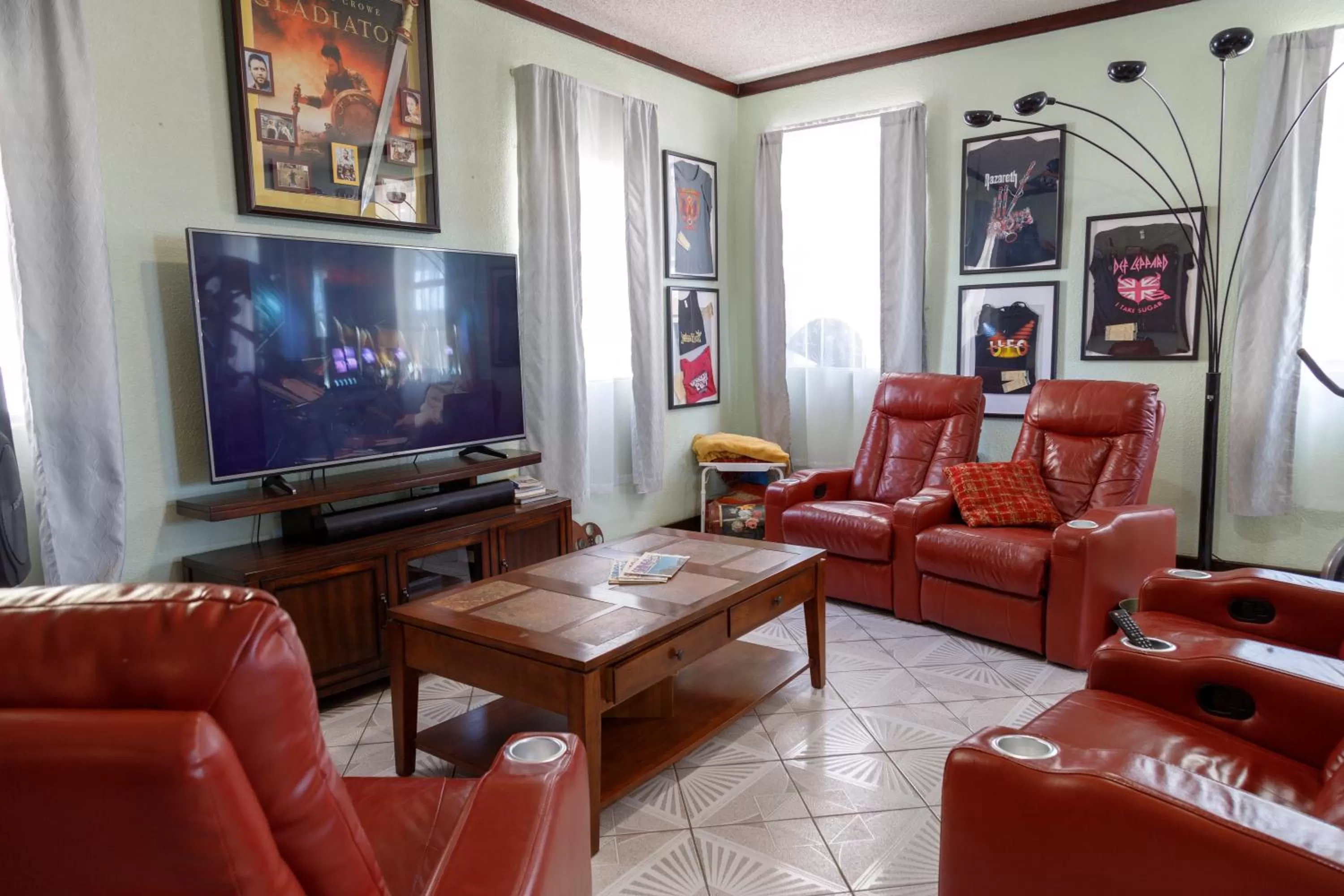 Communal lounge/ TV room in Playa Hermosa Inn at the beach