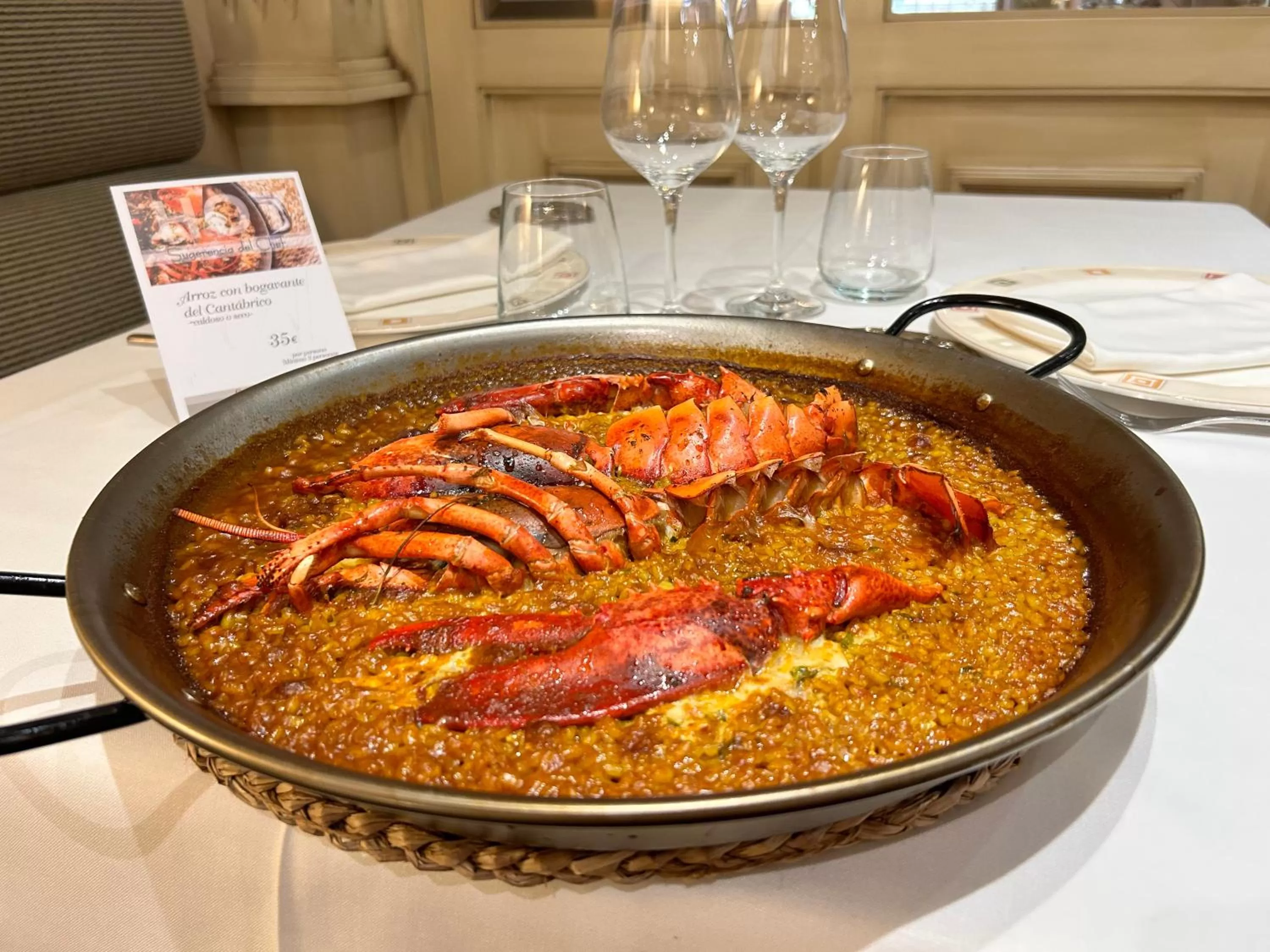 Restaurant/places to eat in Beatriz Toledo Auditorium & Spa