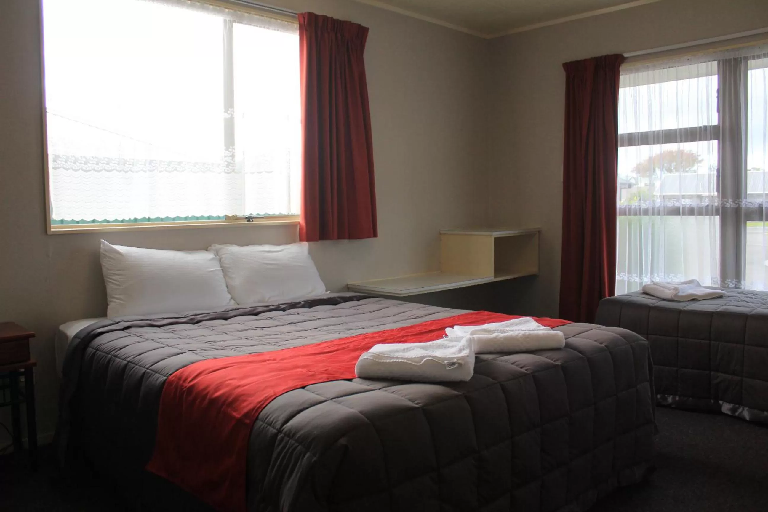 Bedroom, Bed in Coronation Court Motel