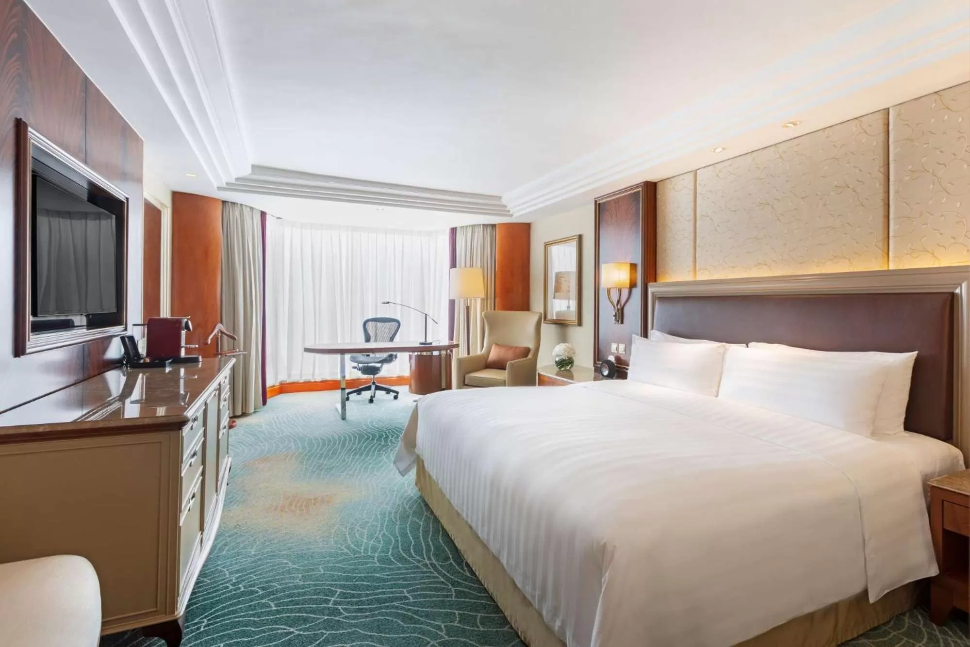 Lounge or bar, Bed in Kowloon Shangri-La, Hong Kong