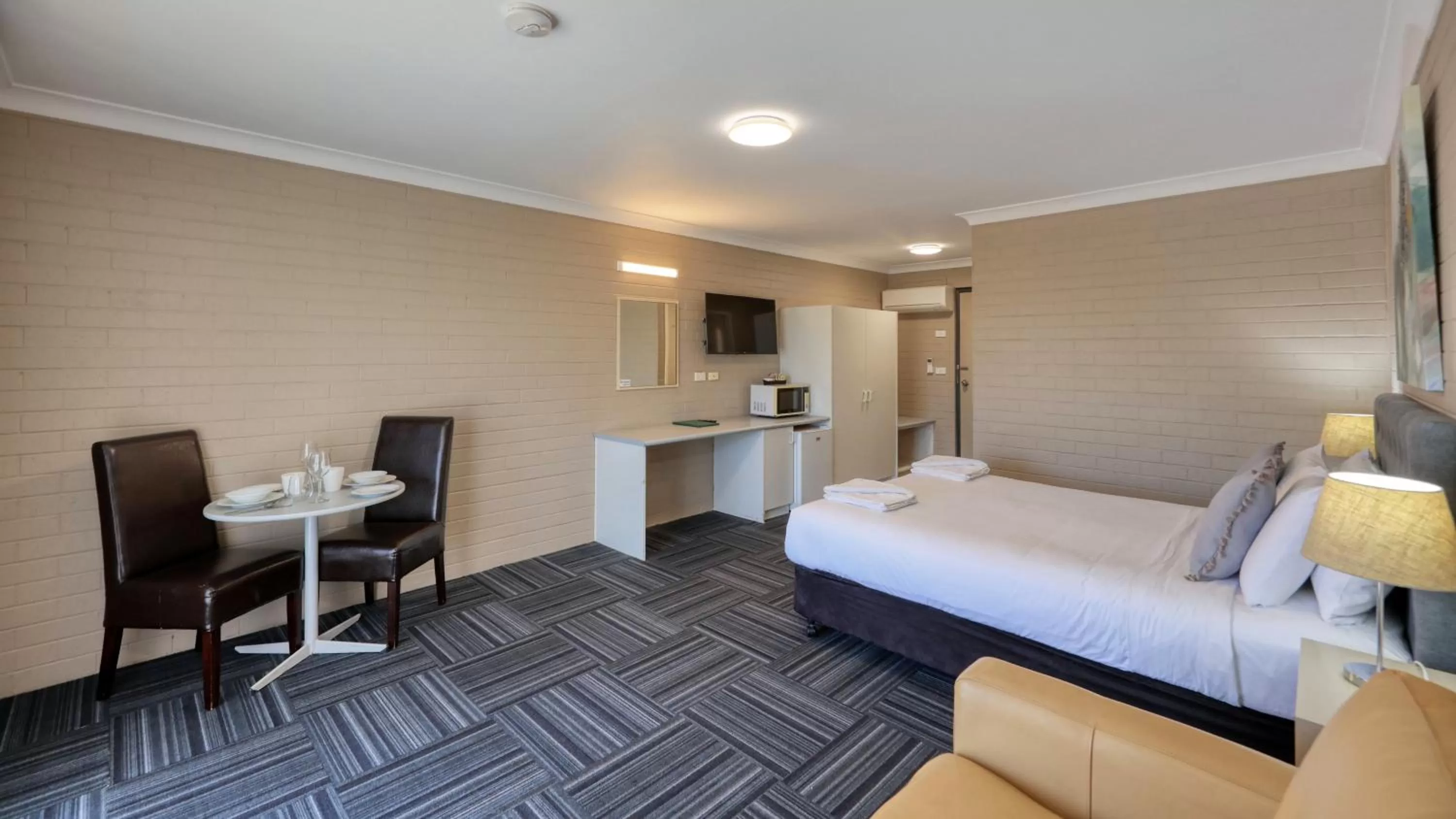 minibar, Bed in Canowindra Riverview Motel