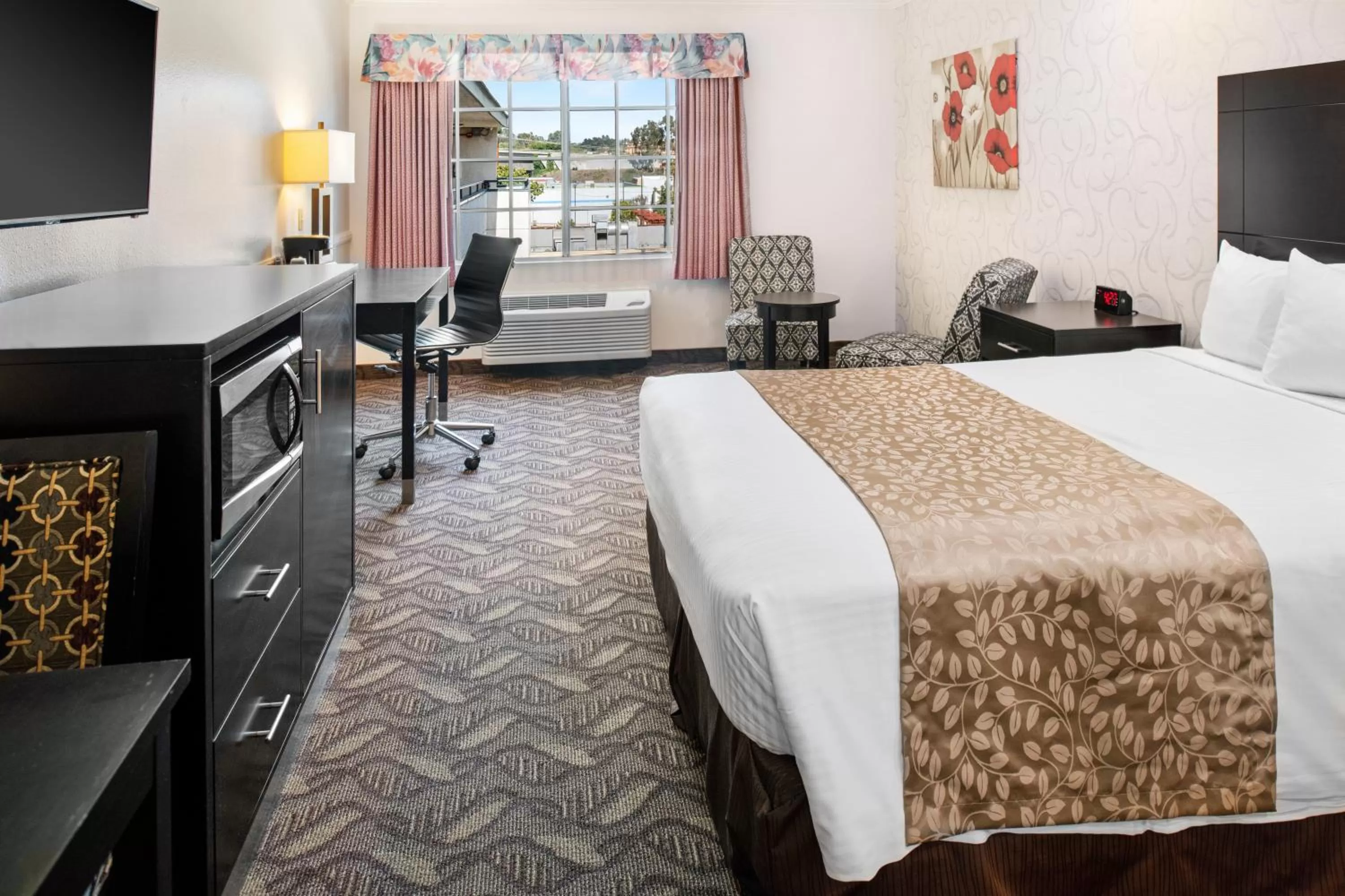 Bed in Glendale Hotel