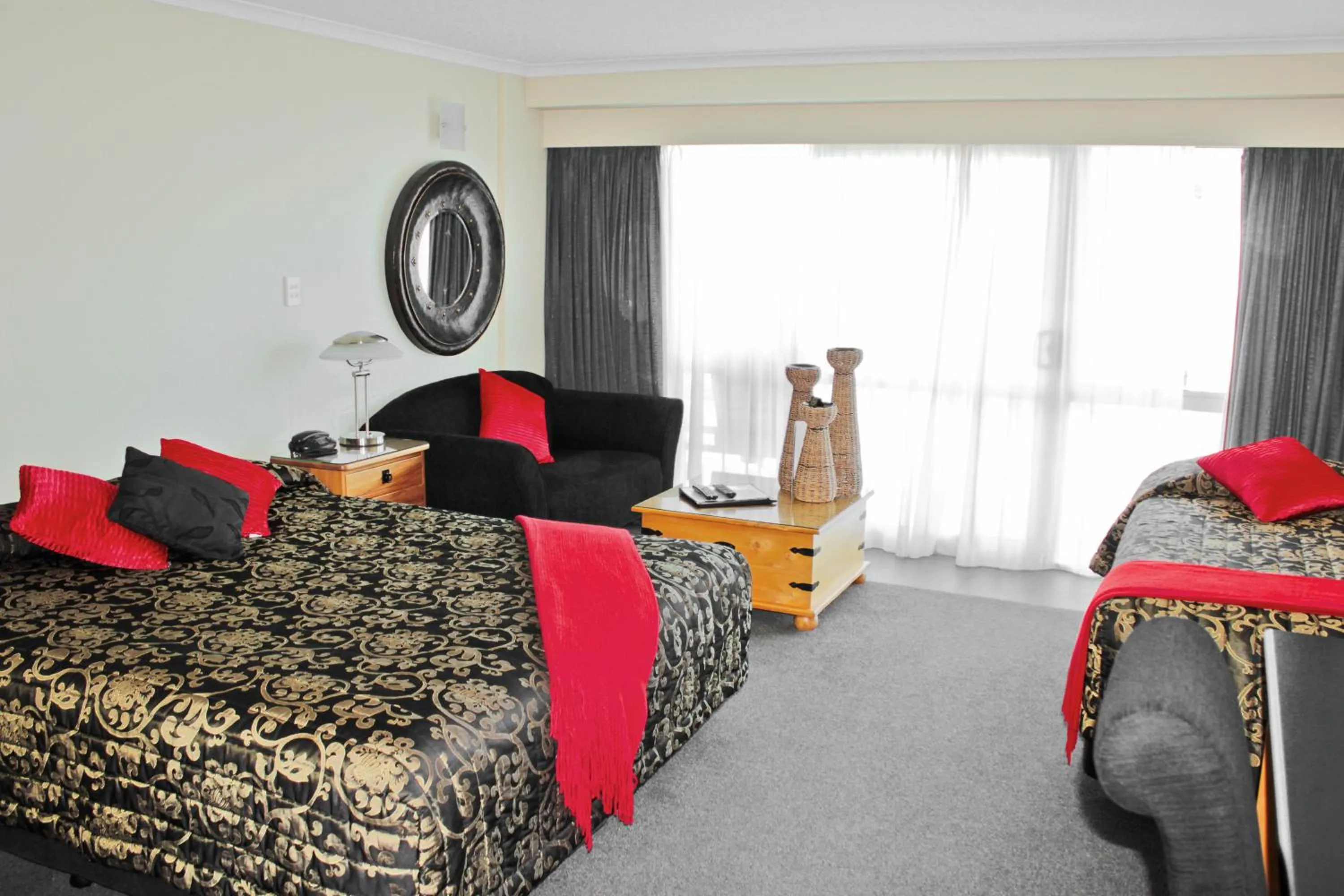 Photo of the whole room, Bed in Beachcomber Inn Picton