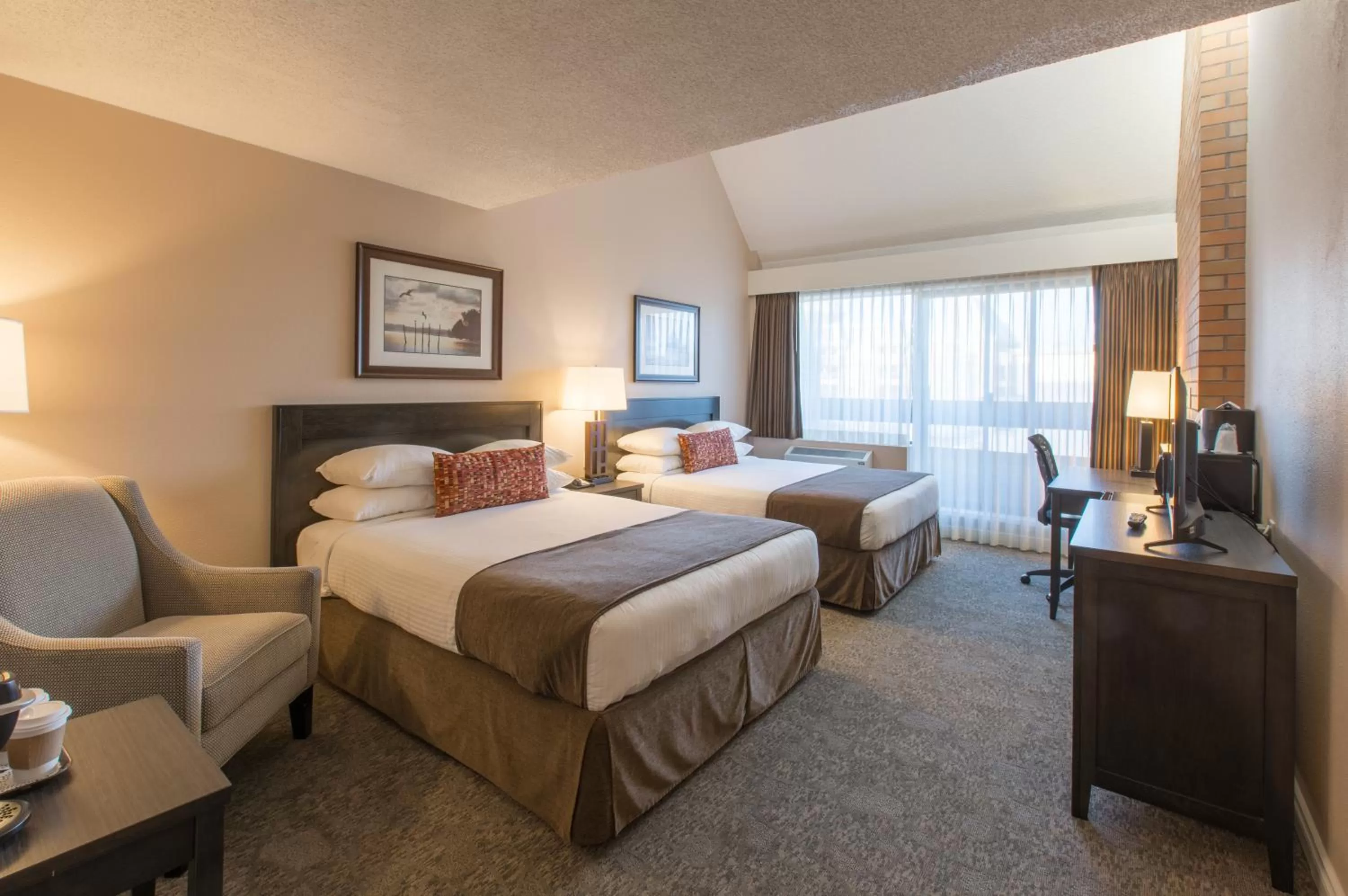 Bedroom, Bed in The Embassy Inn