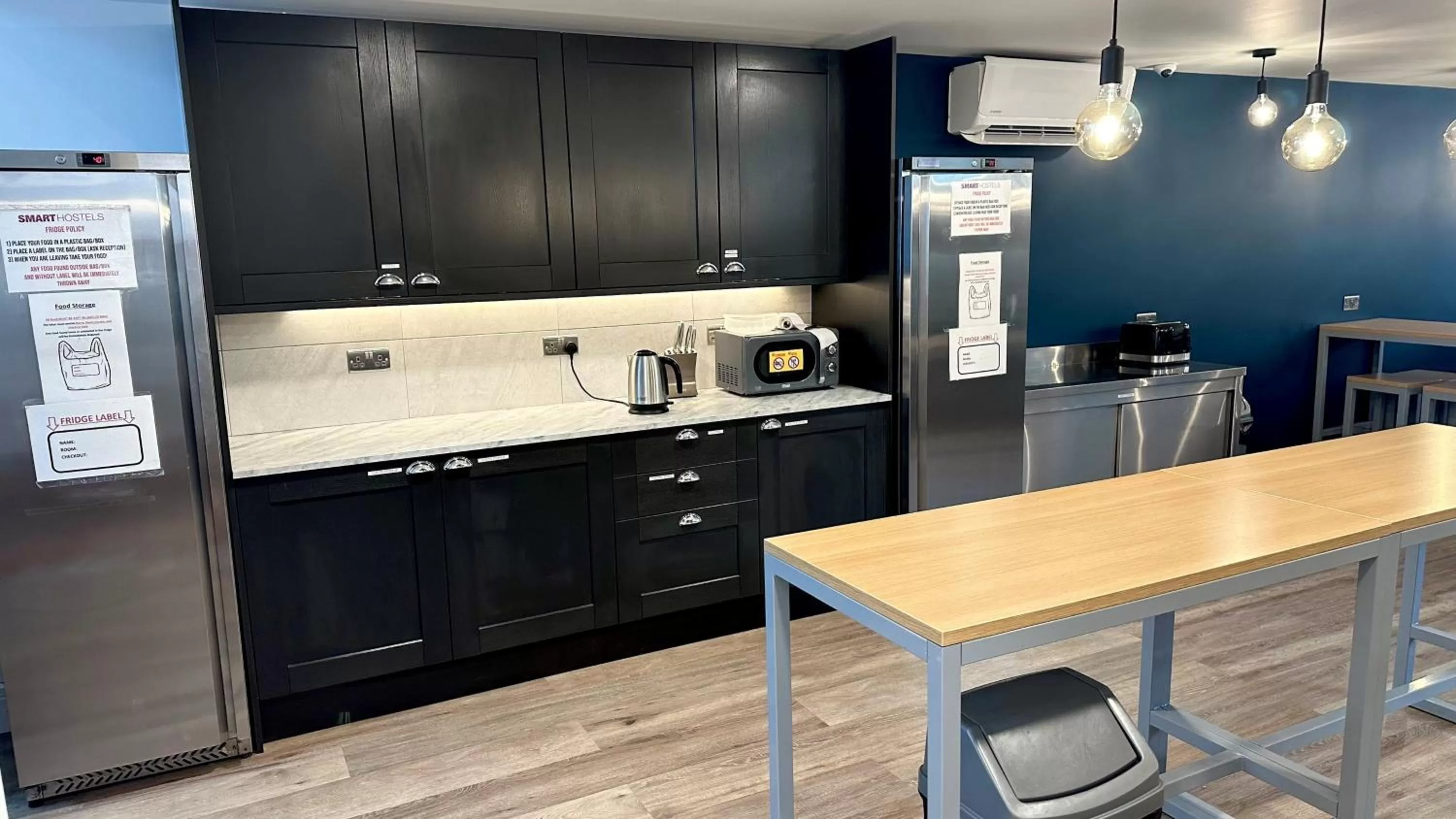 Communal kitchen in Smart Camden Inn