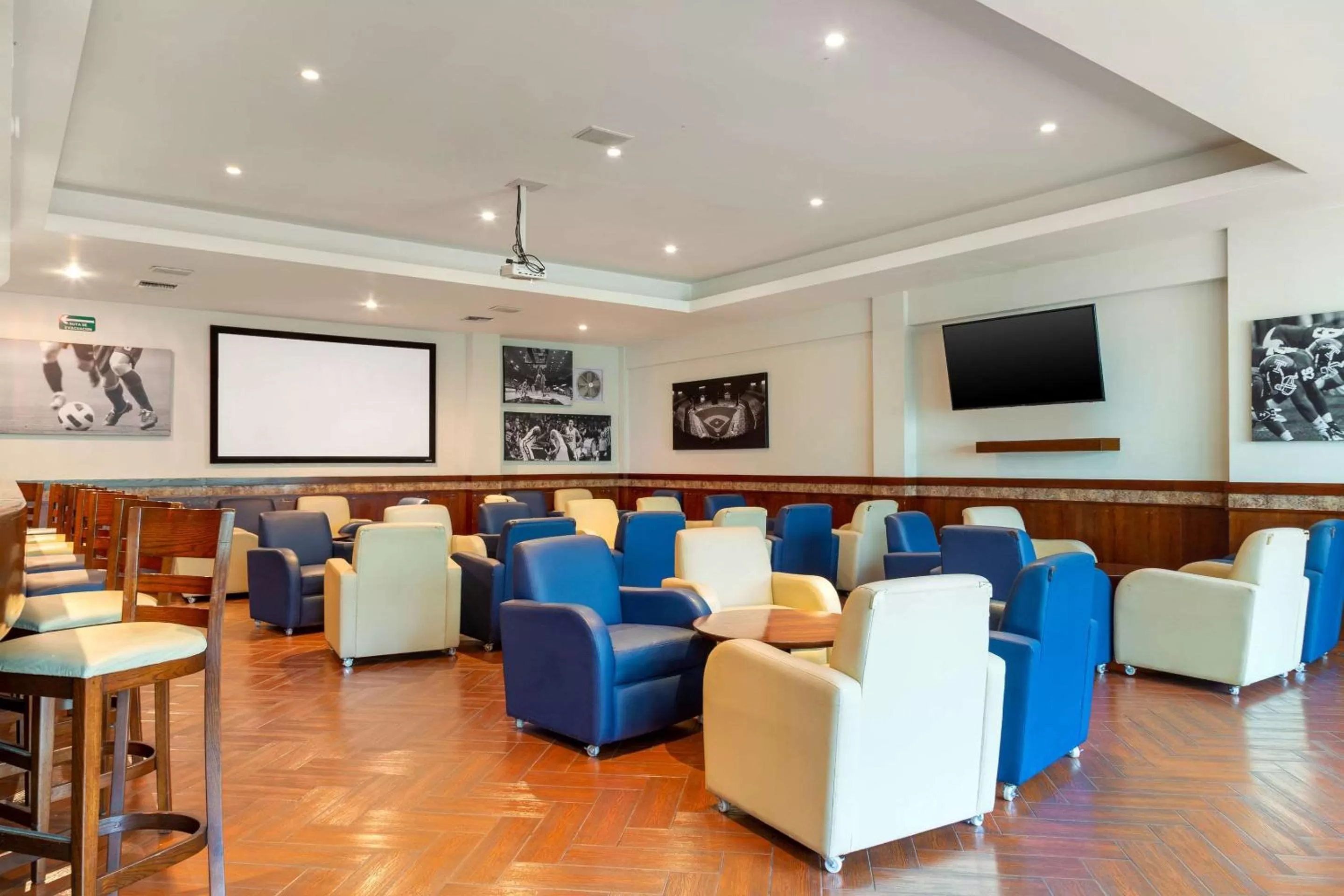 Lounge or bar in Comfort Inn Monterrey Norte