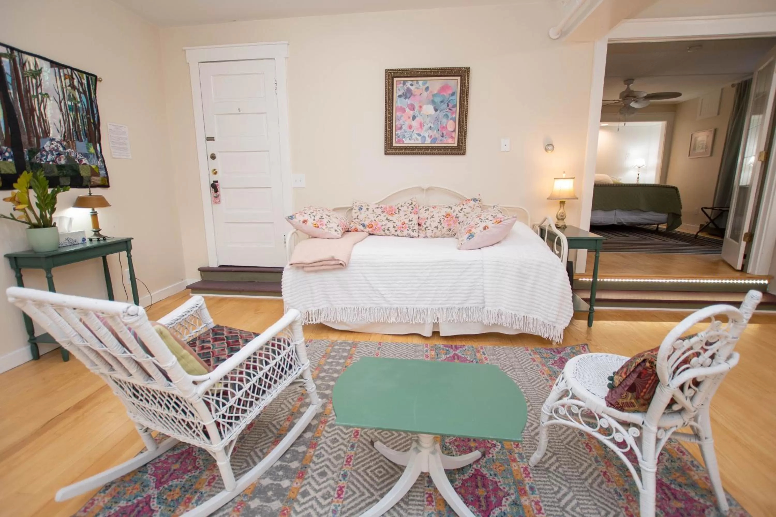 Bedroom, Bed in Terrace Inn and 1911 Restaurant