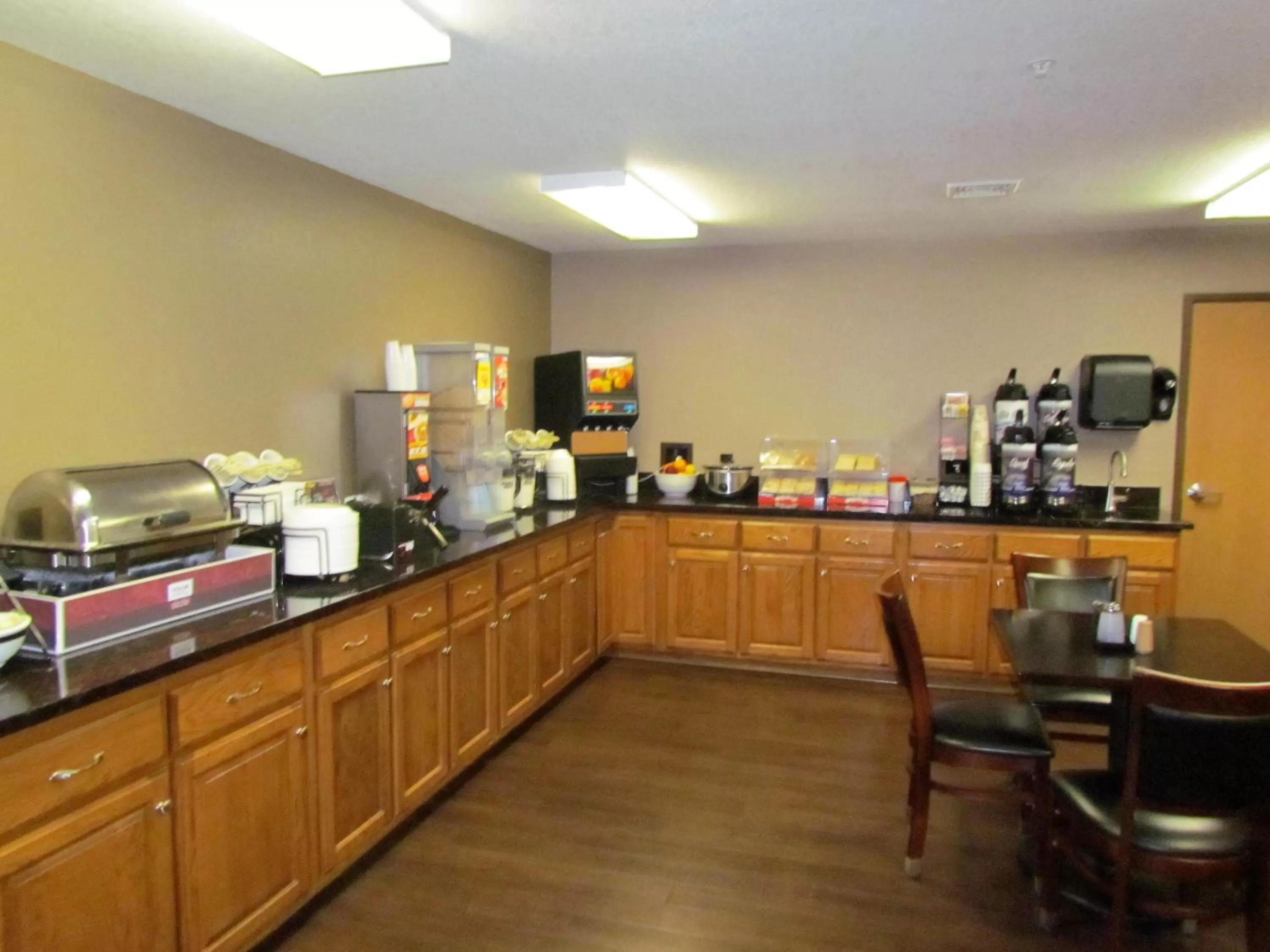 Continental breakfast in Oak Hill Inn & Suites