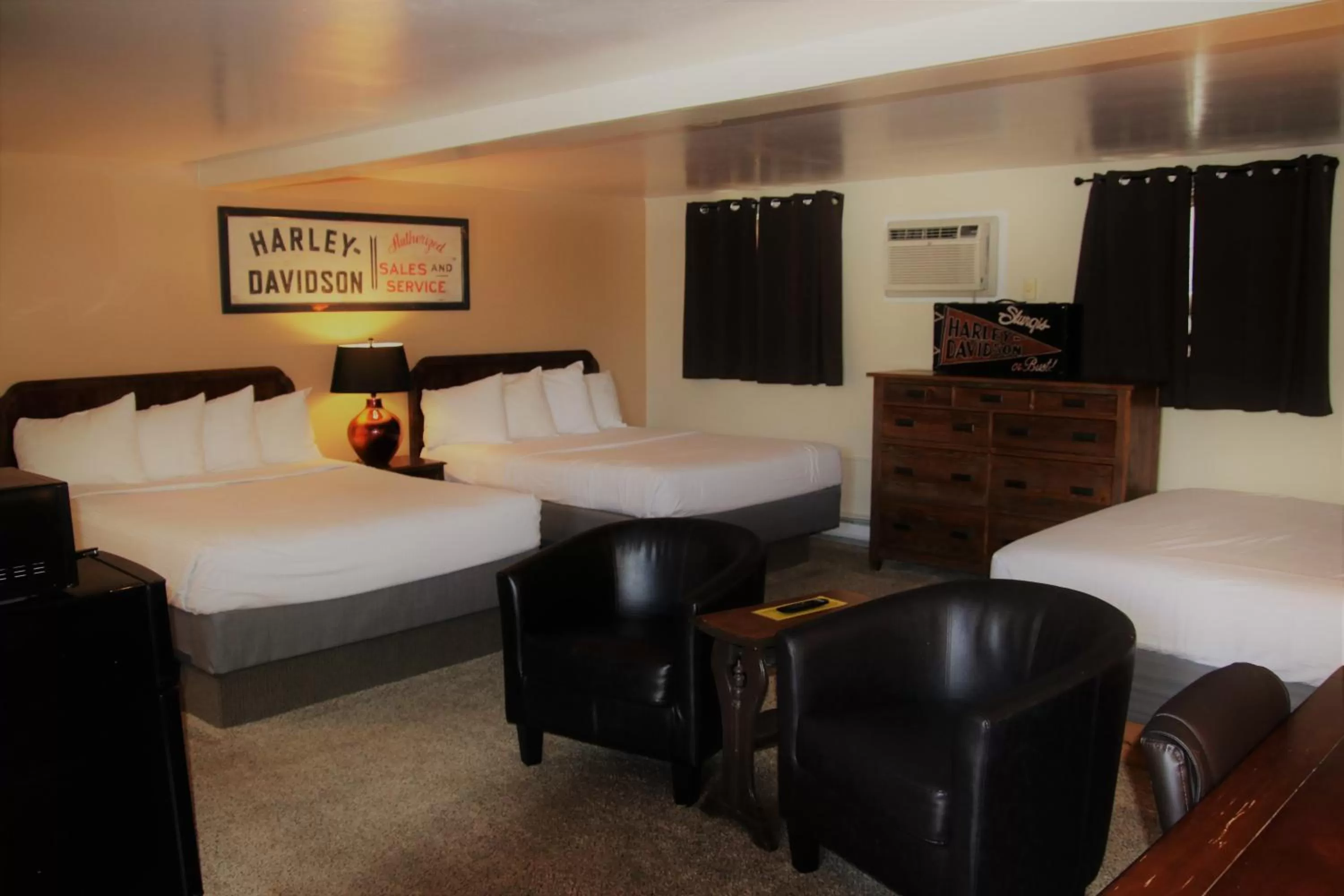 Photo of the whole room, Bed in Townhouse Motel