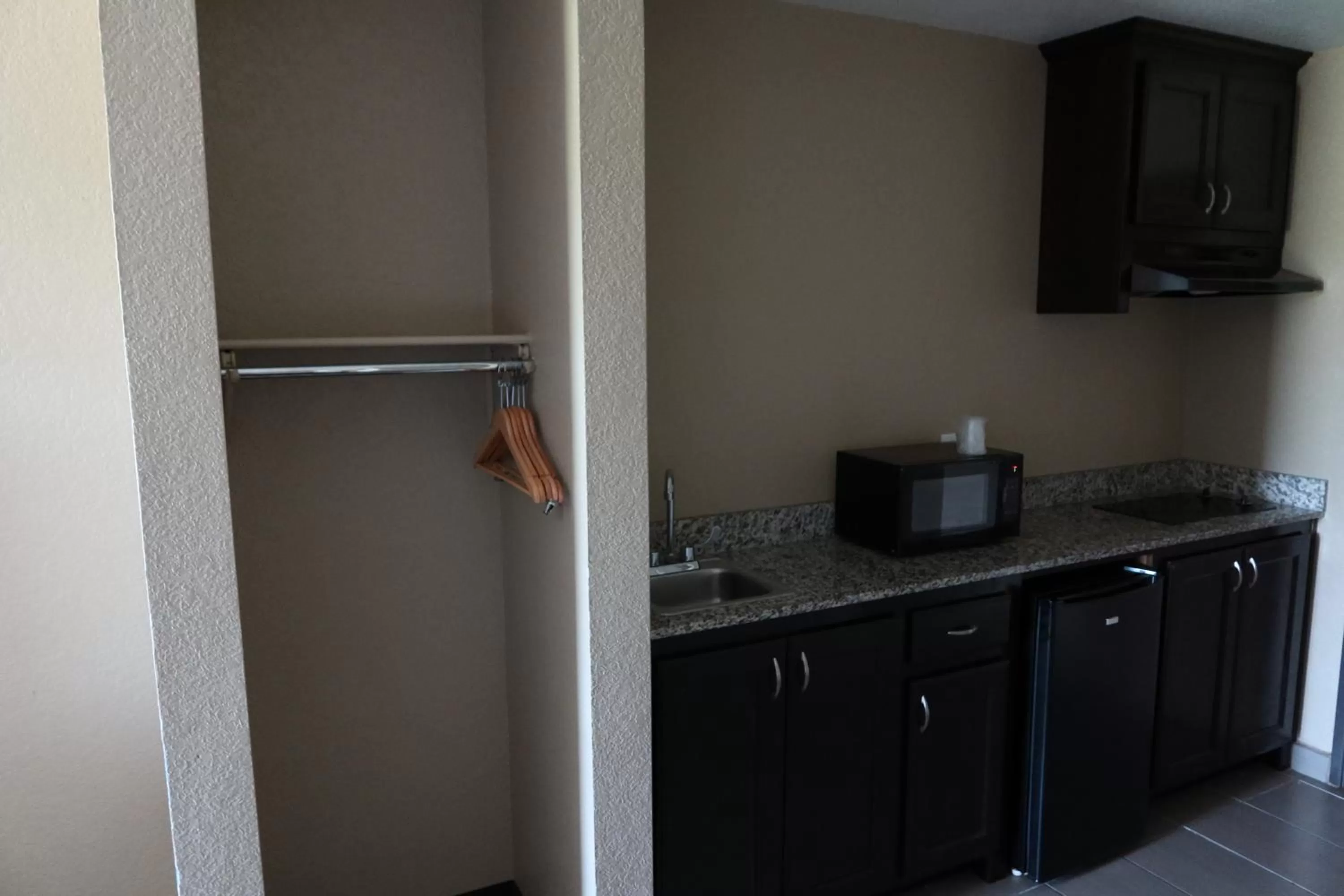 Kitchen or kitchenette in West Worth Inn & Suites White Settlement