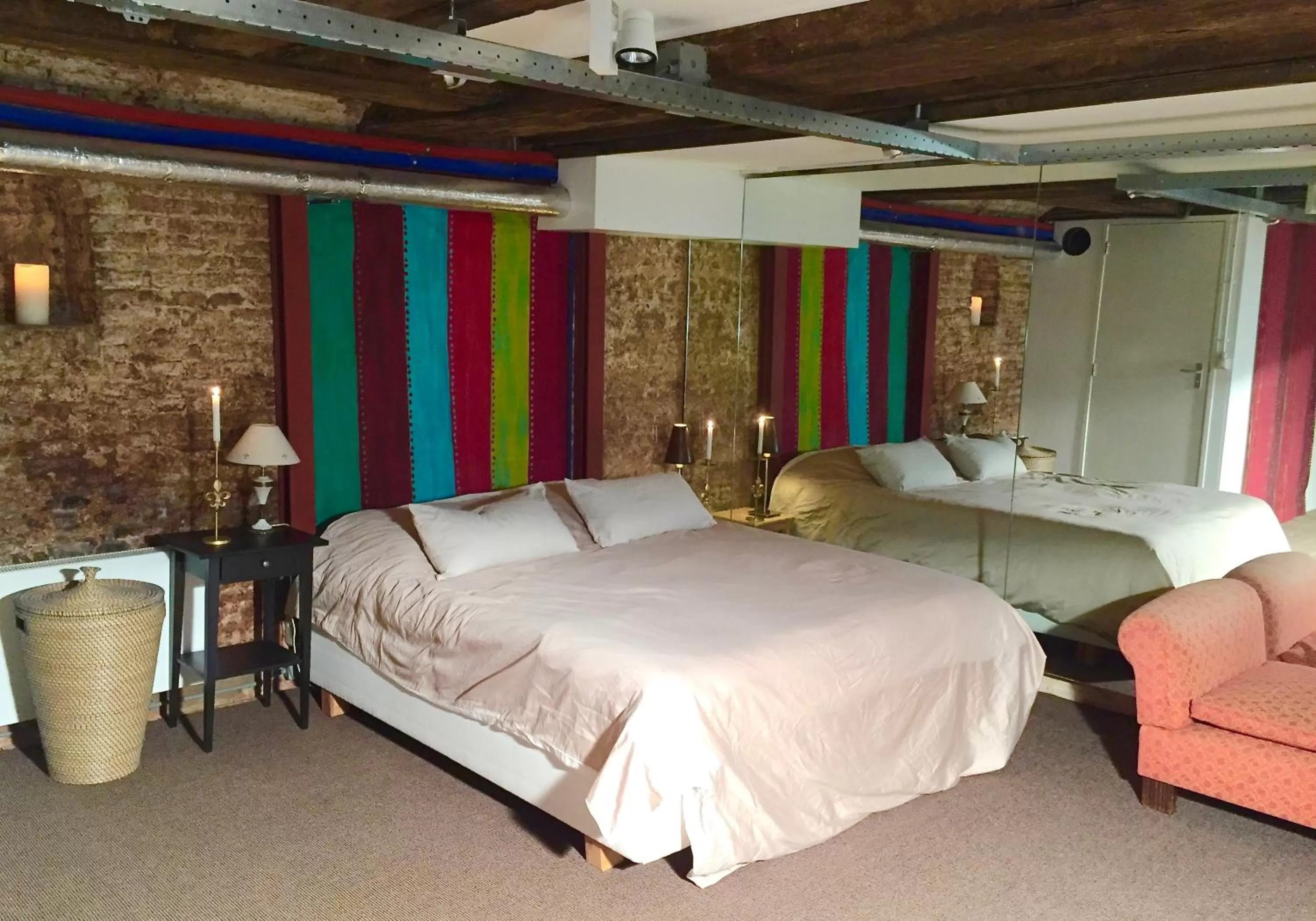Bed in Top apartment along canal in historic centre