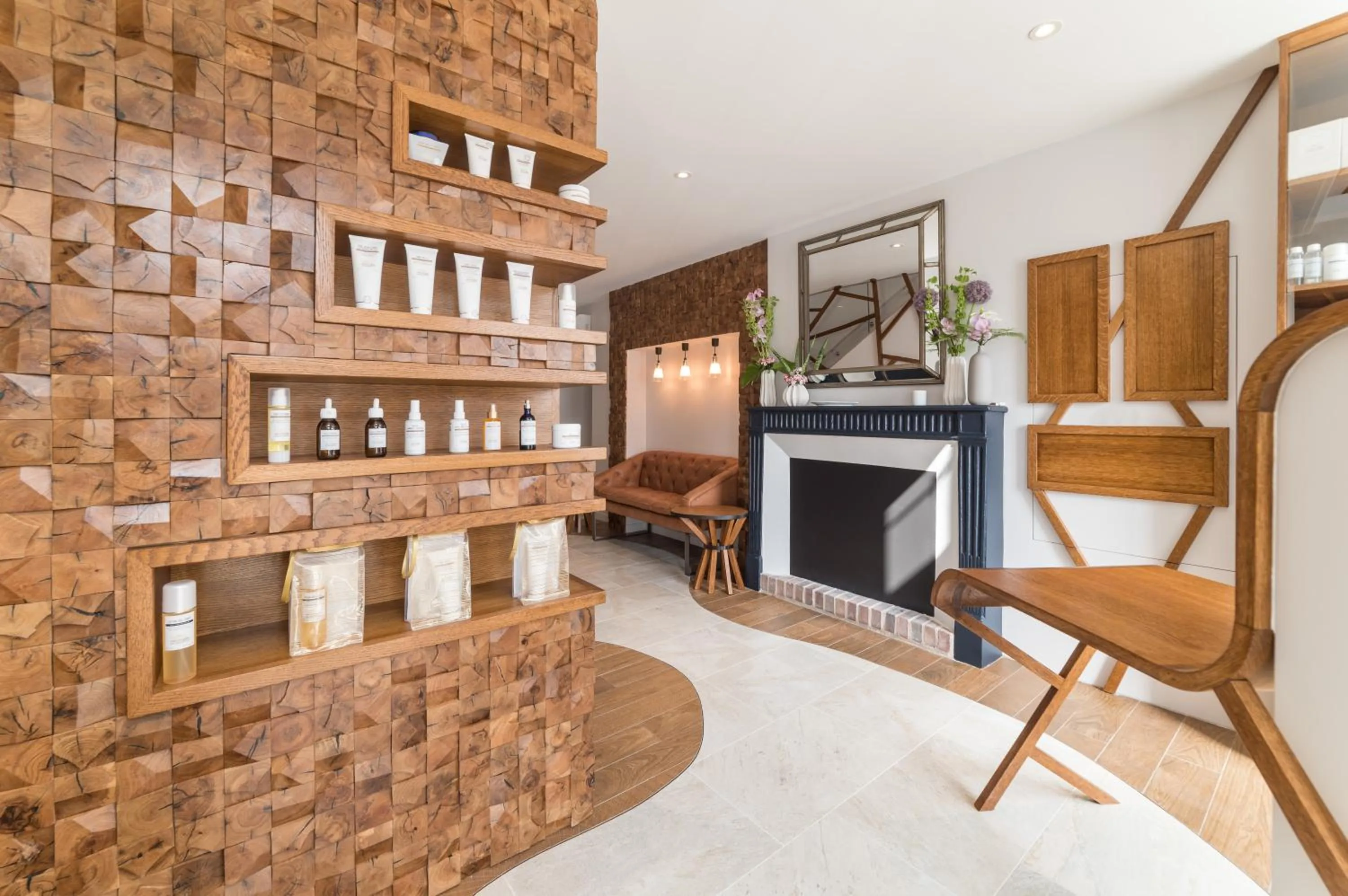 Hot Tub in Logis Hostellerie des Clos et restaurant Bistrot des grands crus et Maison de la tour Chablis