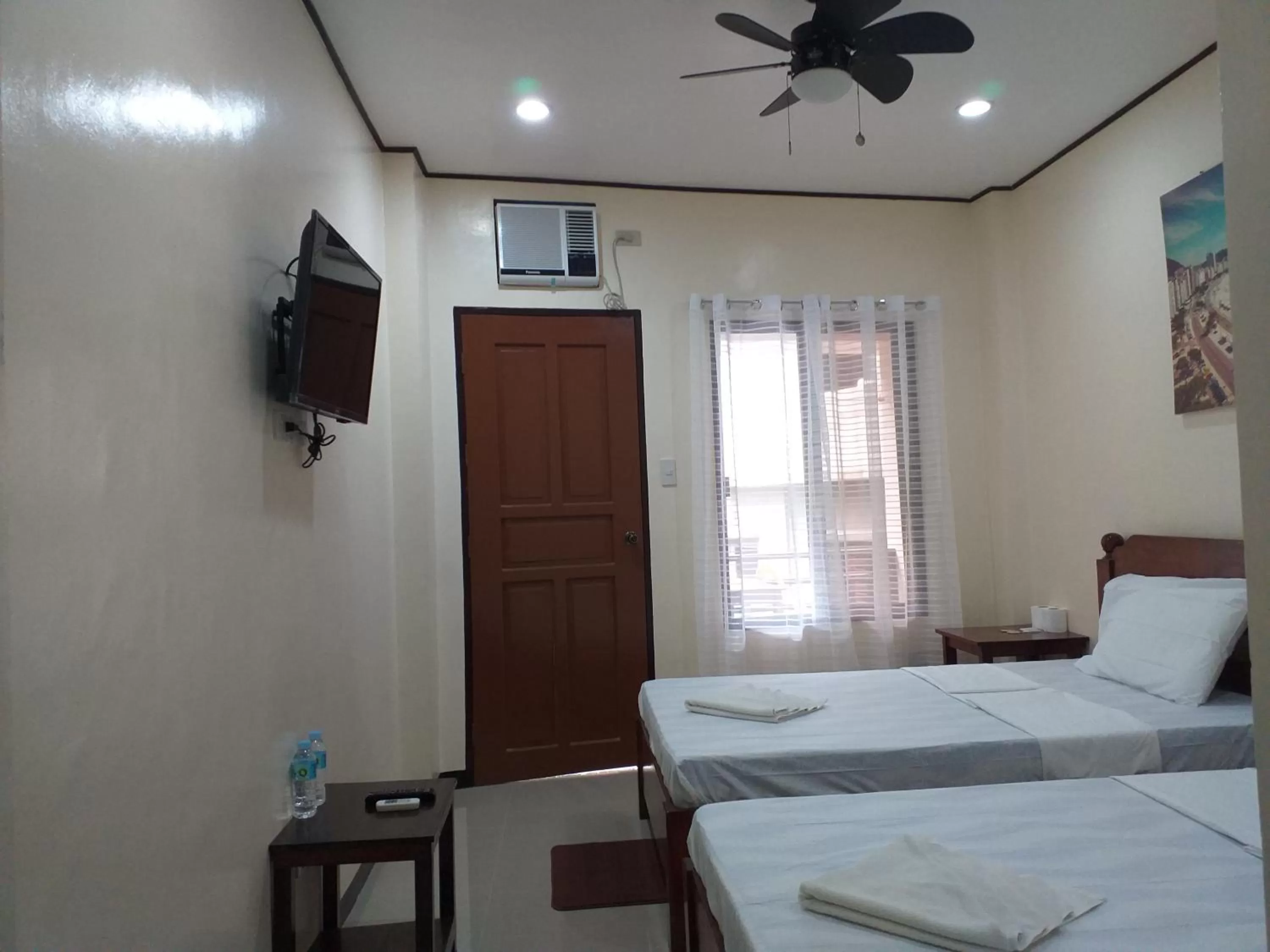 Photo of the whole room, Bed in Devayn's Inn