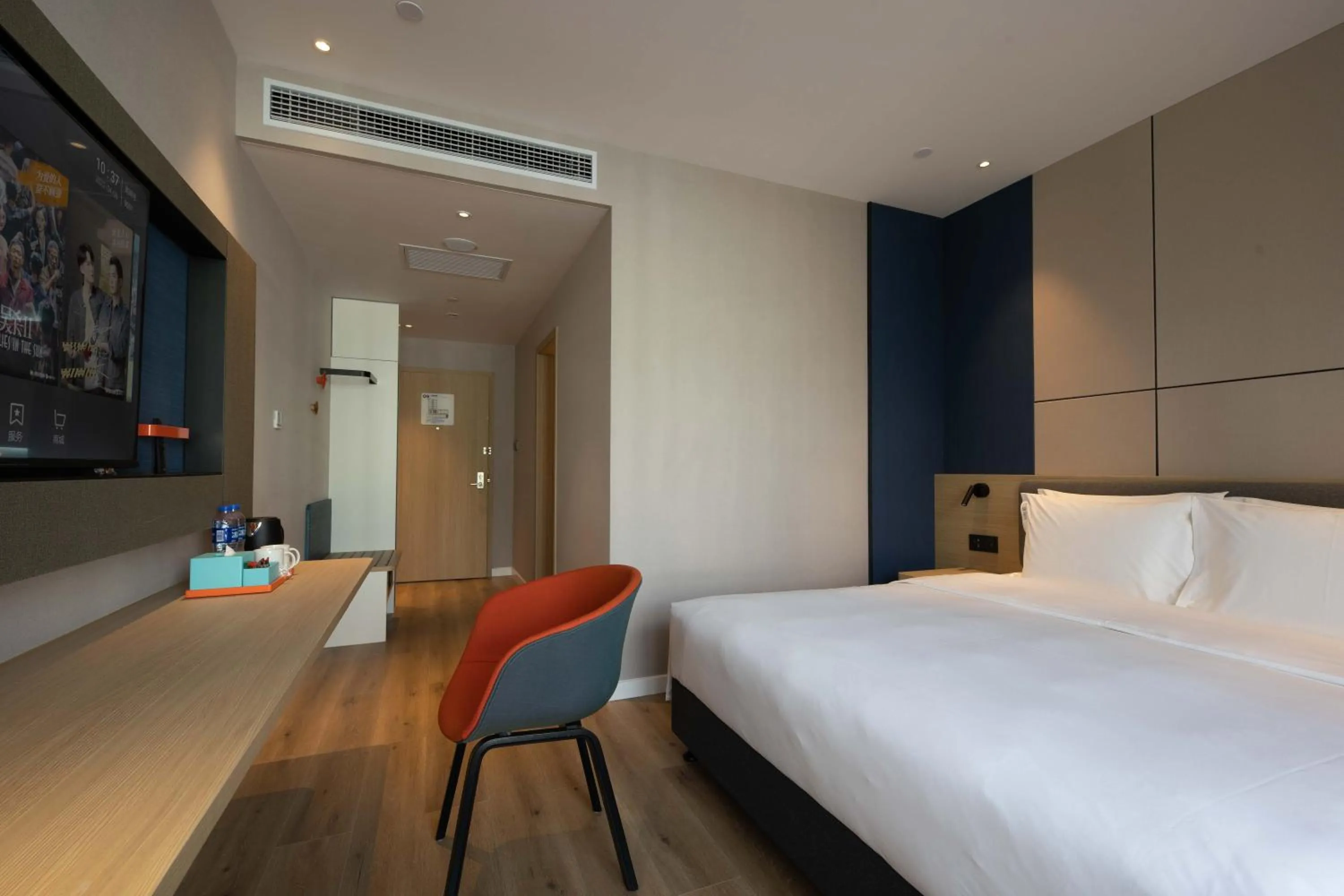Photo of the whole room, Bed in Holiday Inn Express Chongqing Caiyun Lake by IHG