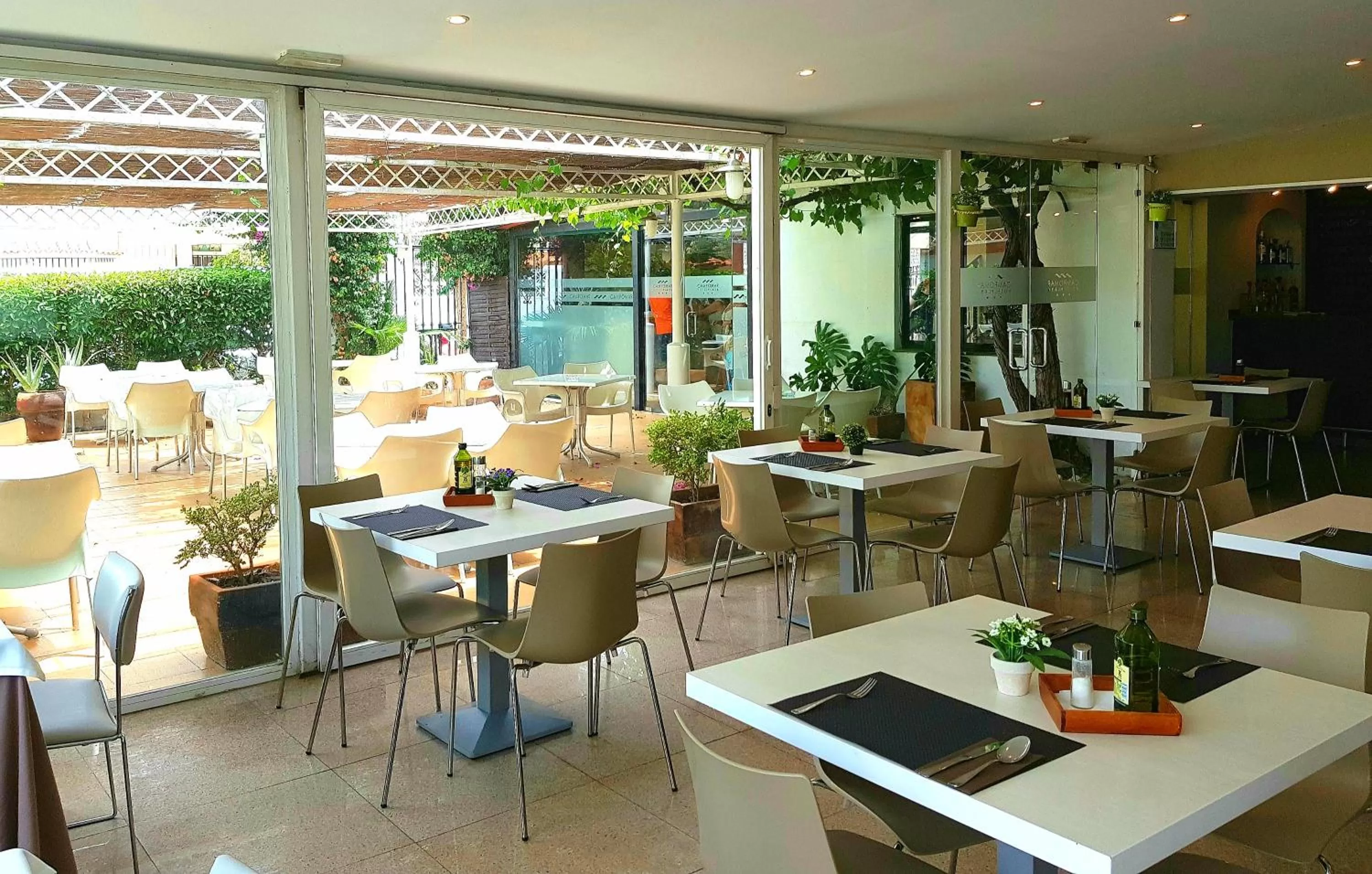 Restaurant/places to eat in Campomar Playa