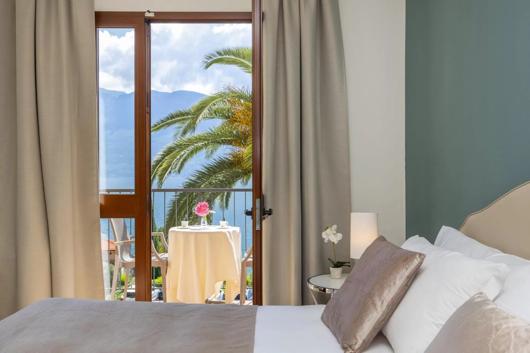 Superior Double or Twin Room with Lake View in Hotel Meandro