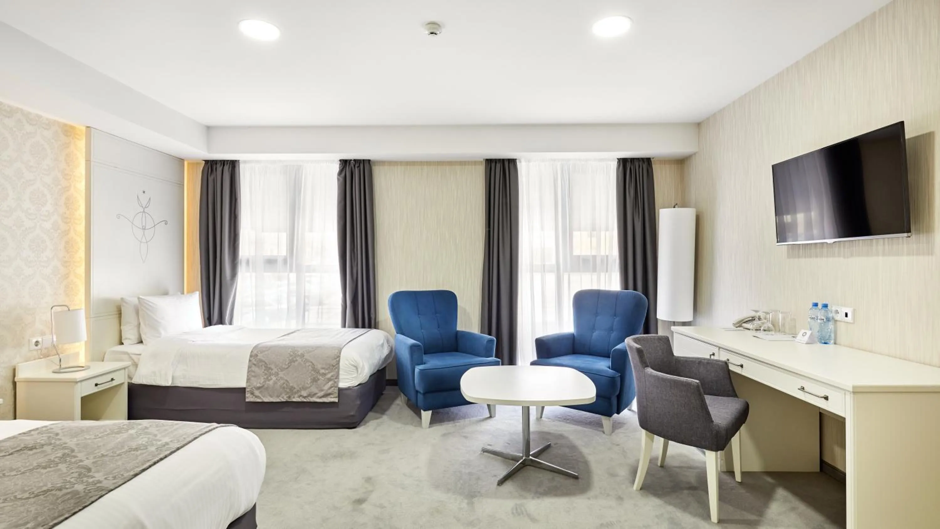 Bedroom, Bed in Gallery Palace Hotel