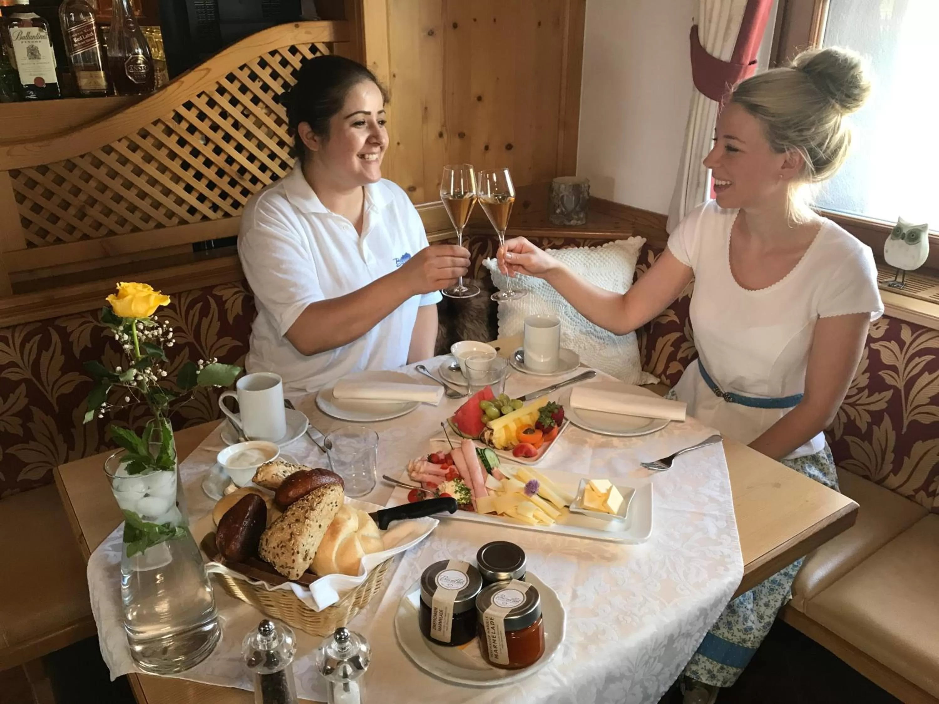 Breakfast in Hotel und Alpen Apartments mit Sauna - Bürglhöh