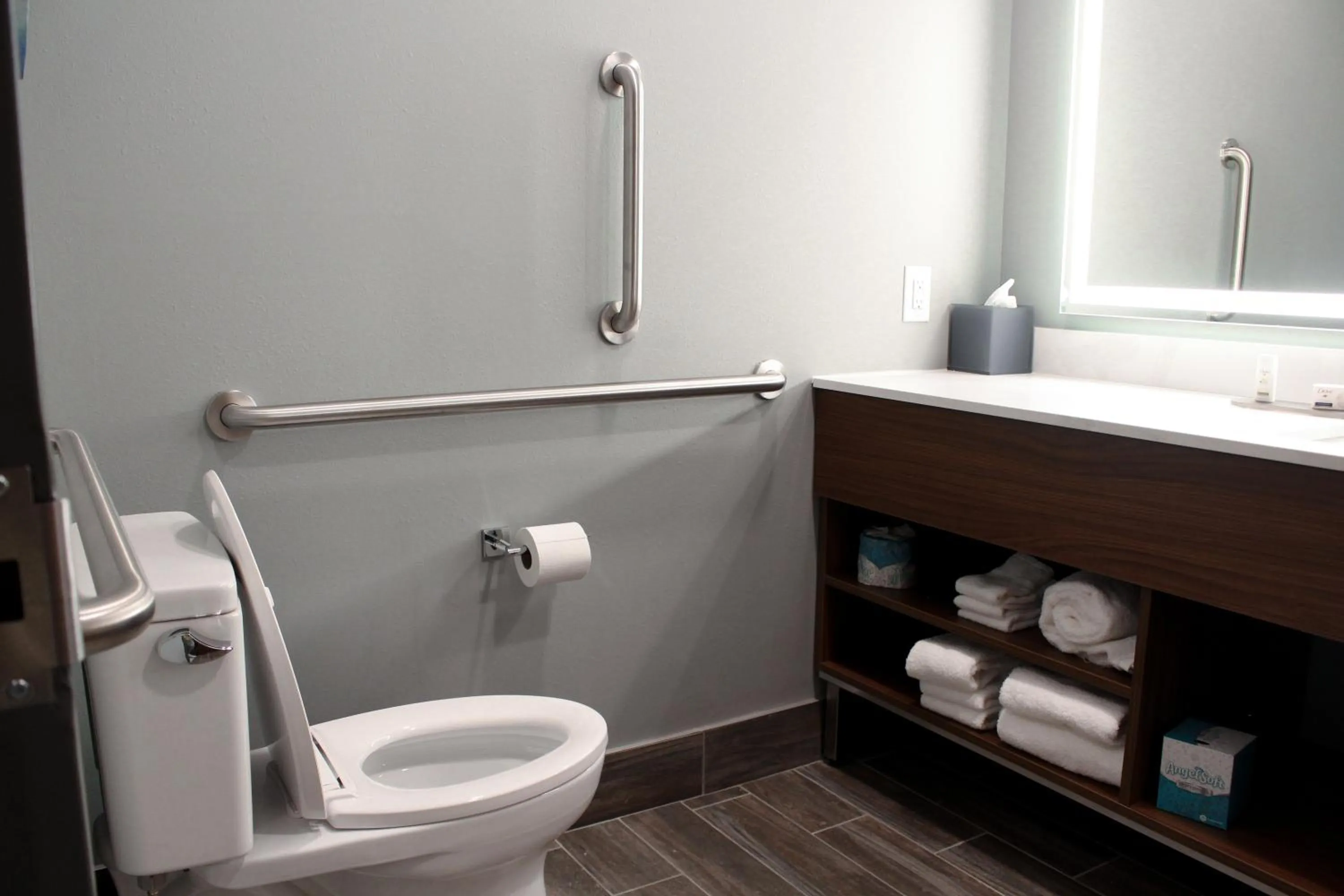 Bathroom in La Quinta Inn & Suites by Wyndham Mount Laurel Moorestown