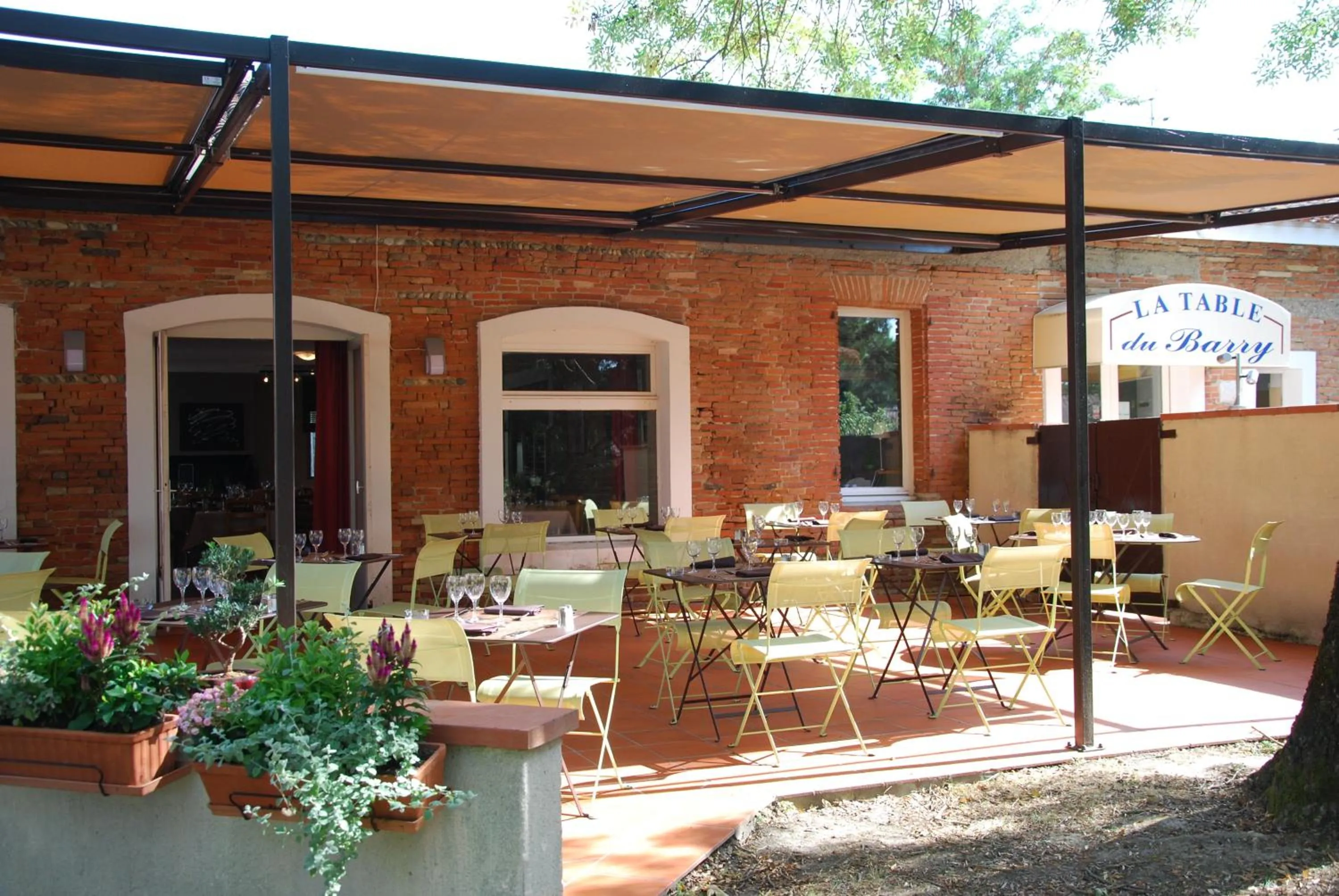 Patio in Hôtel Le Barry, Toulouse Nord