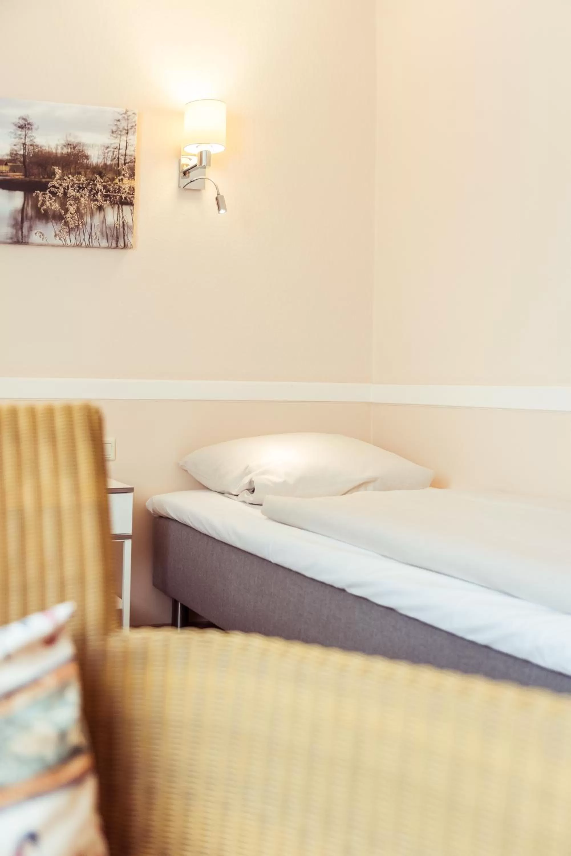 Bed in Schäfers Hotel, Self-Check-in, Cafe und Bäcker am Hotel