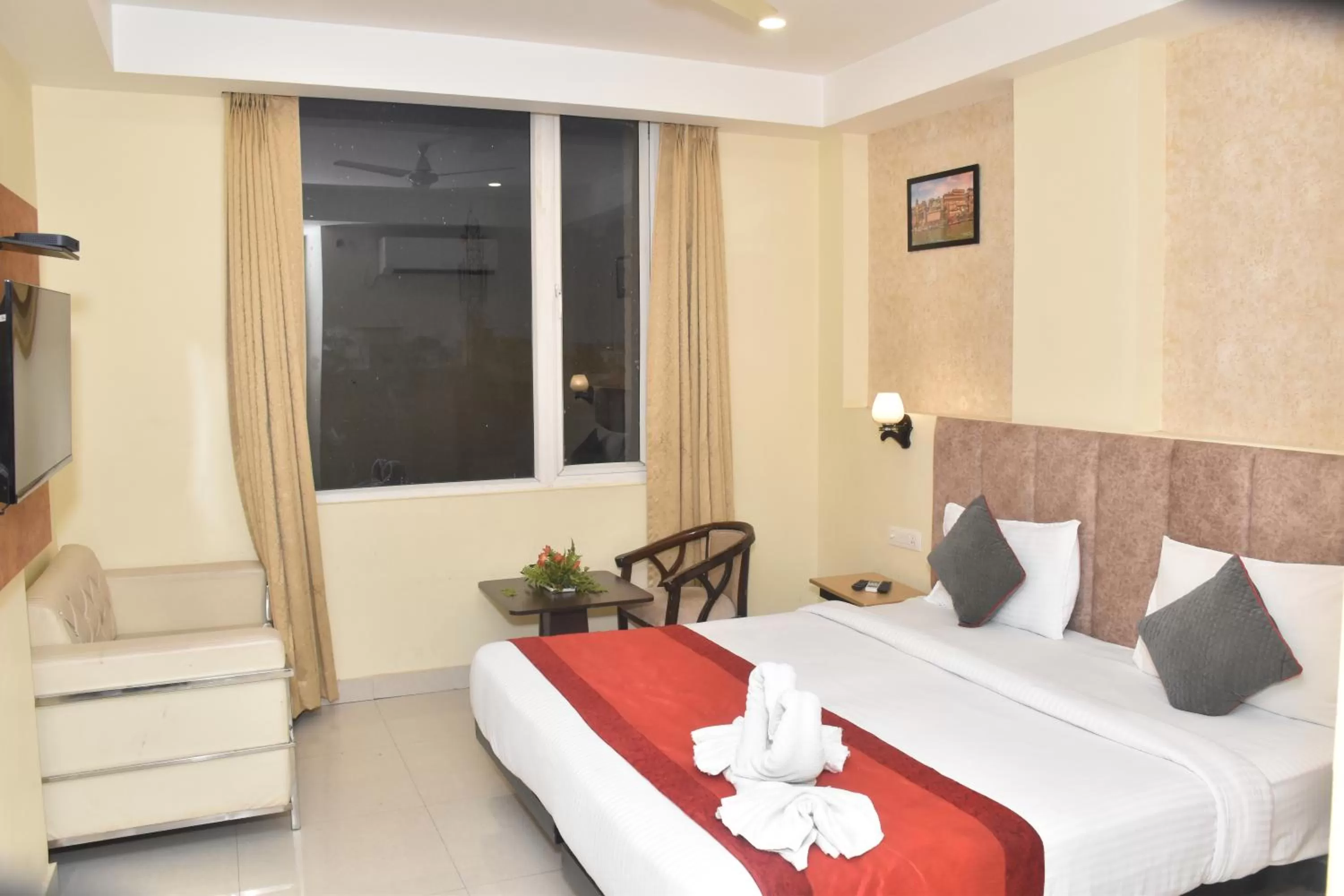 Bed in Hotel Yatharth Inn