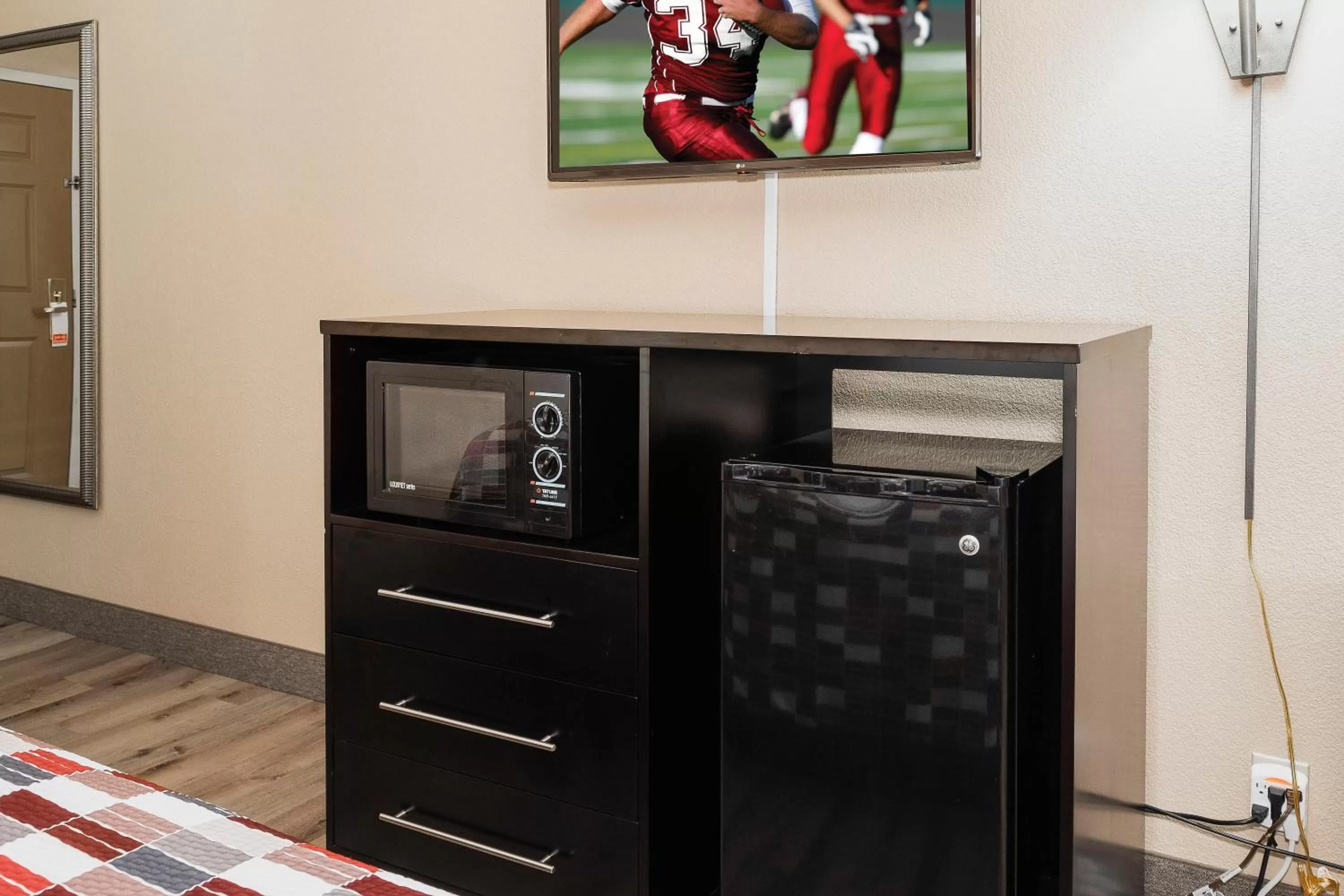 Photo of the whole room, Bed in Red Roof Inn & Suites Macon