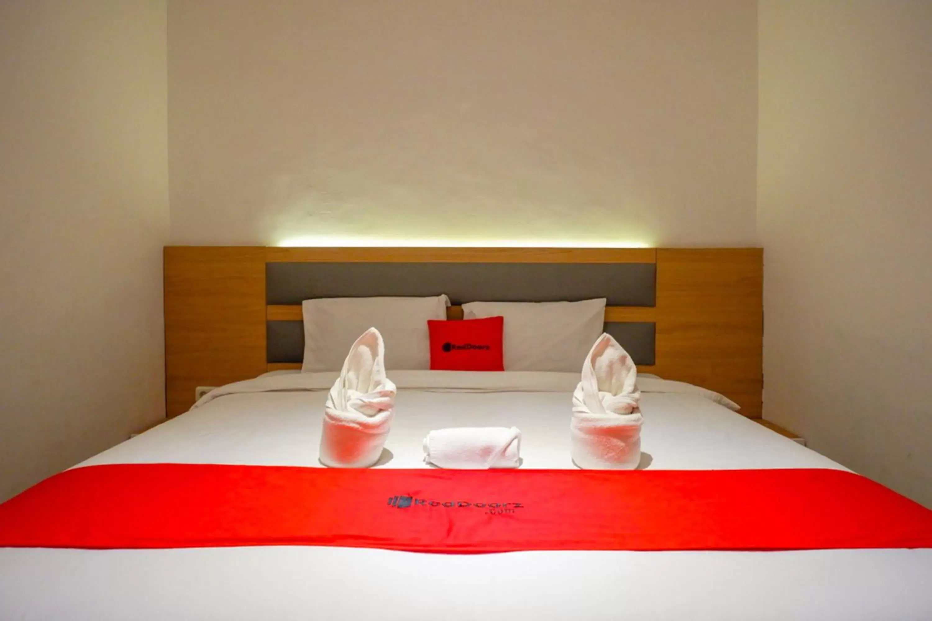 Deluxe Double Room in RedDoorz Plus @ Losari Makassar Deluxe Double Room in RedDoorz Plus @ Losari Makassar
