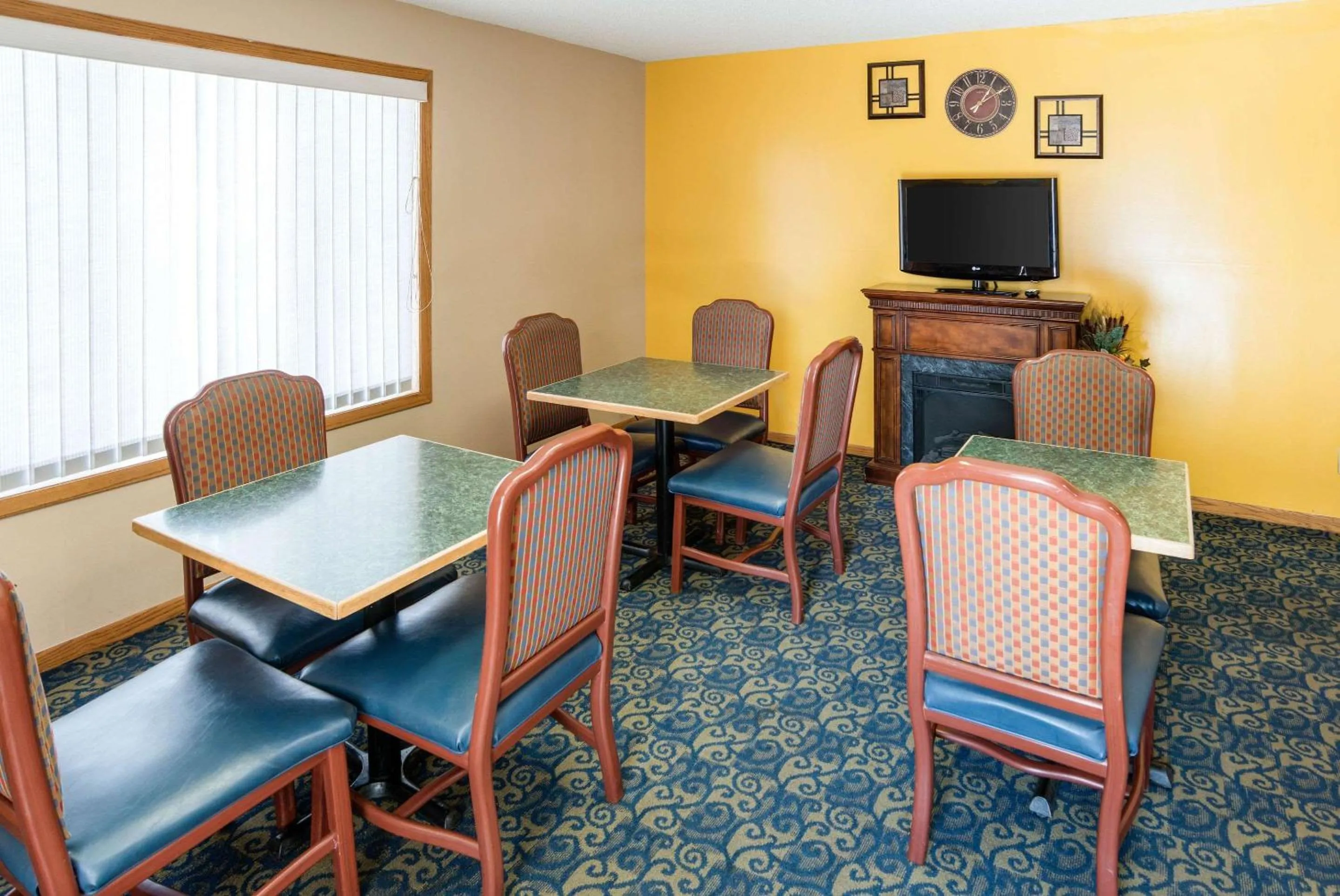 Restaurant/places to eat in Rodeway Inn & Suites