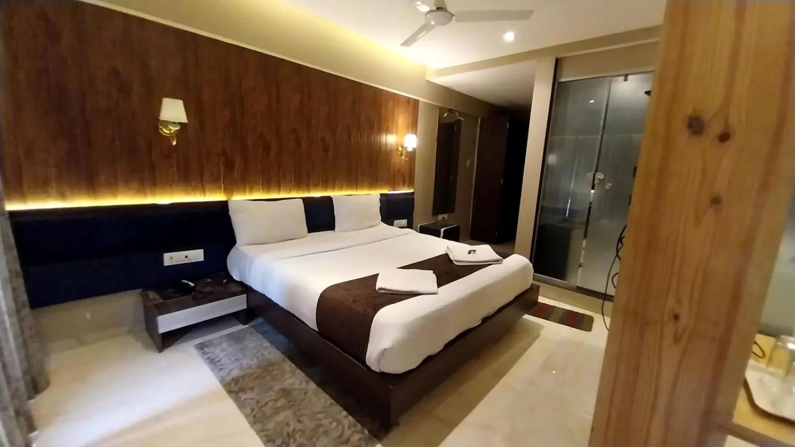 Bedroom, Bed in Hotel Merakee - Near Dahisar Mira Road Mumbai