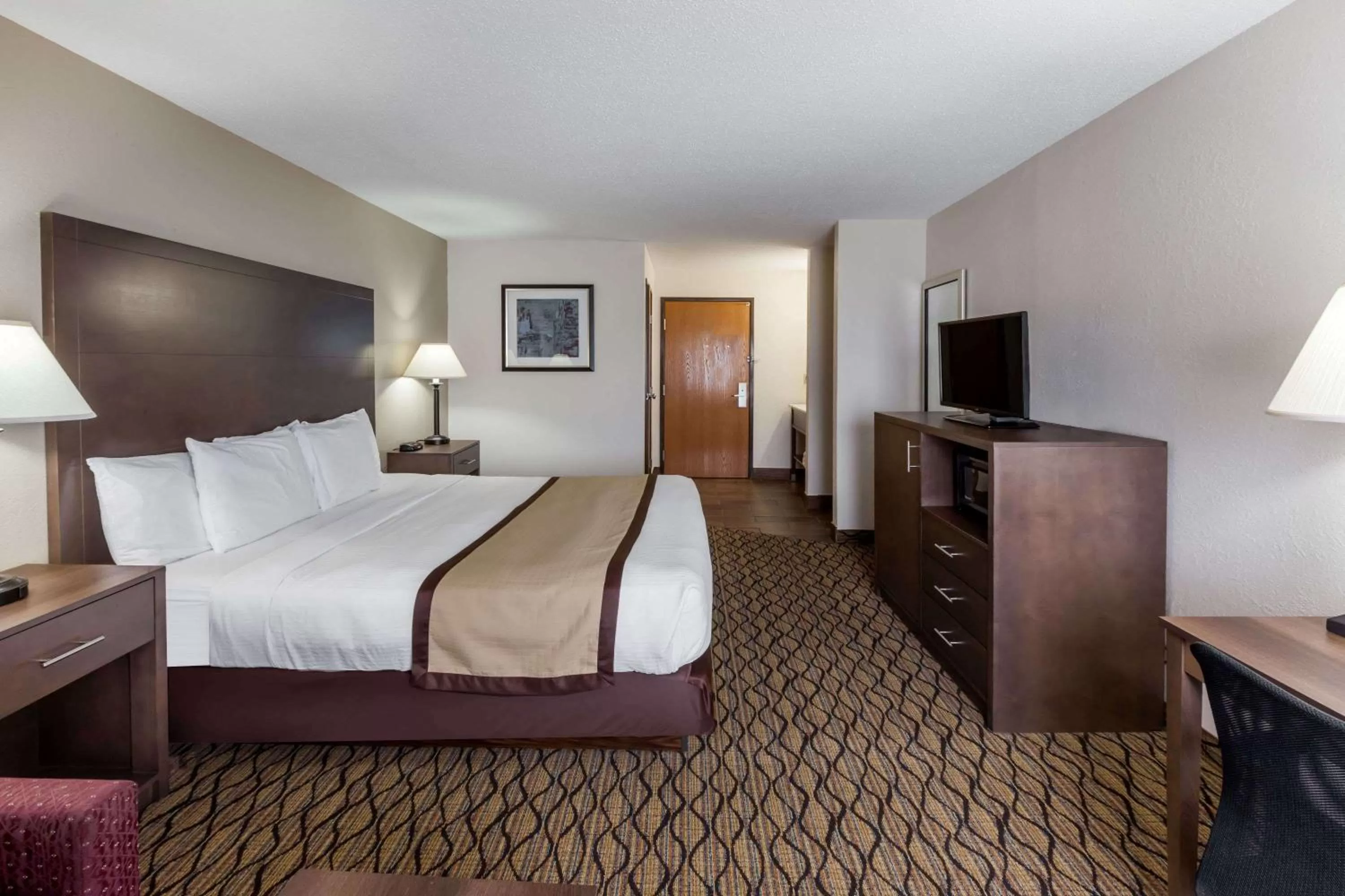 Photo of the whole room, Bed in Baymont by Wyndham Auburn