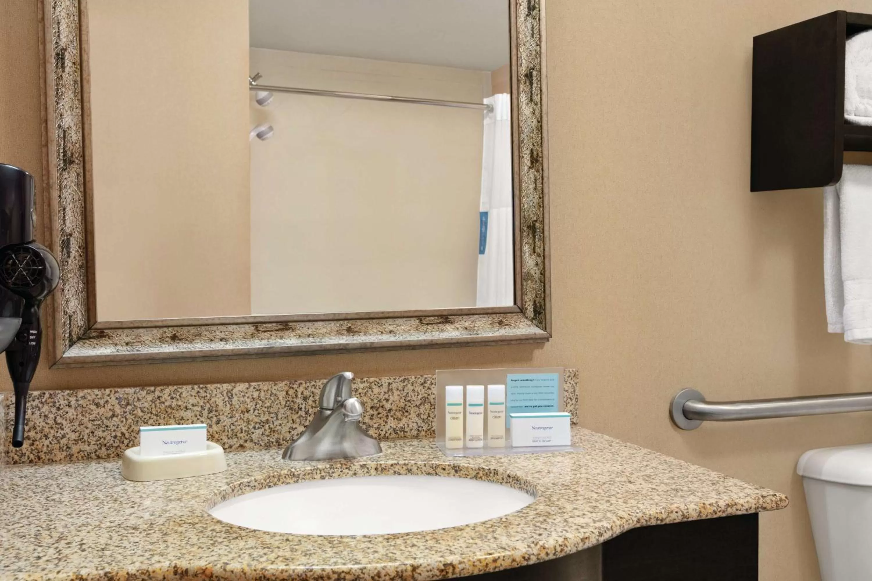 Bathroom in Hampton Inn & Suites Enid