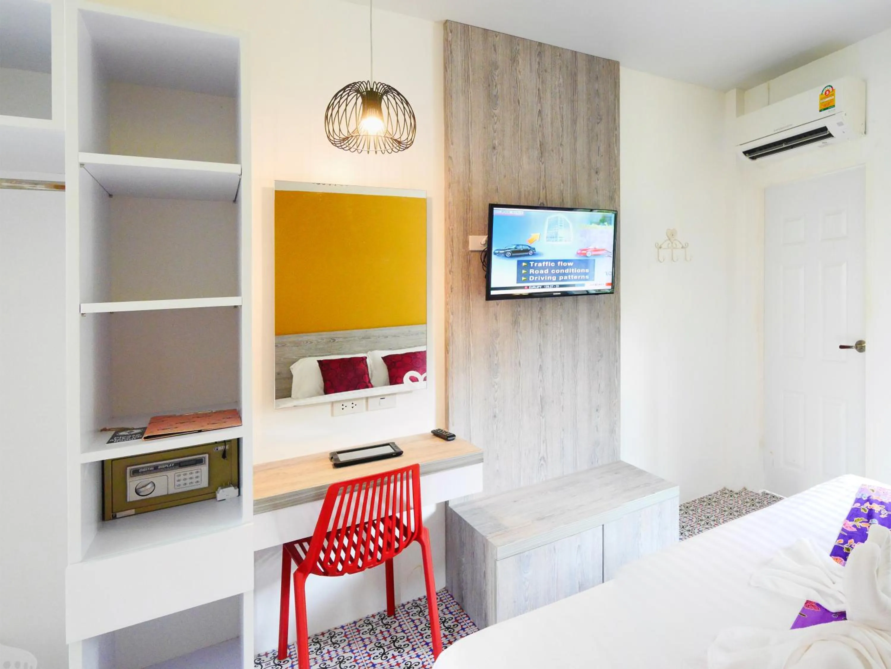 Photo of the whole room, Bed in Forest Bungalows & Mama's Restaurant