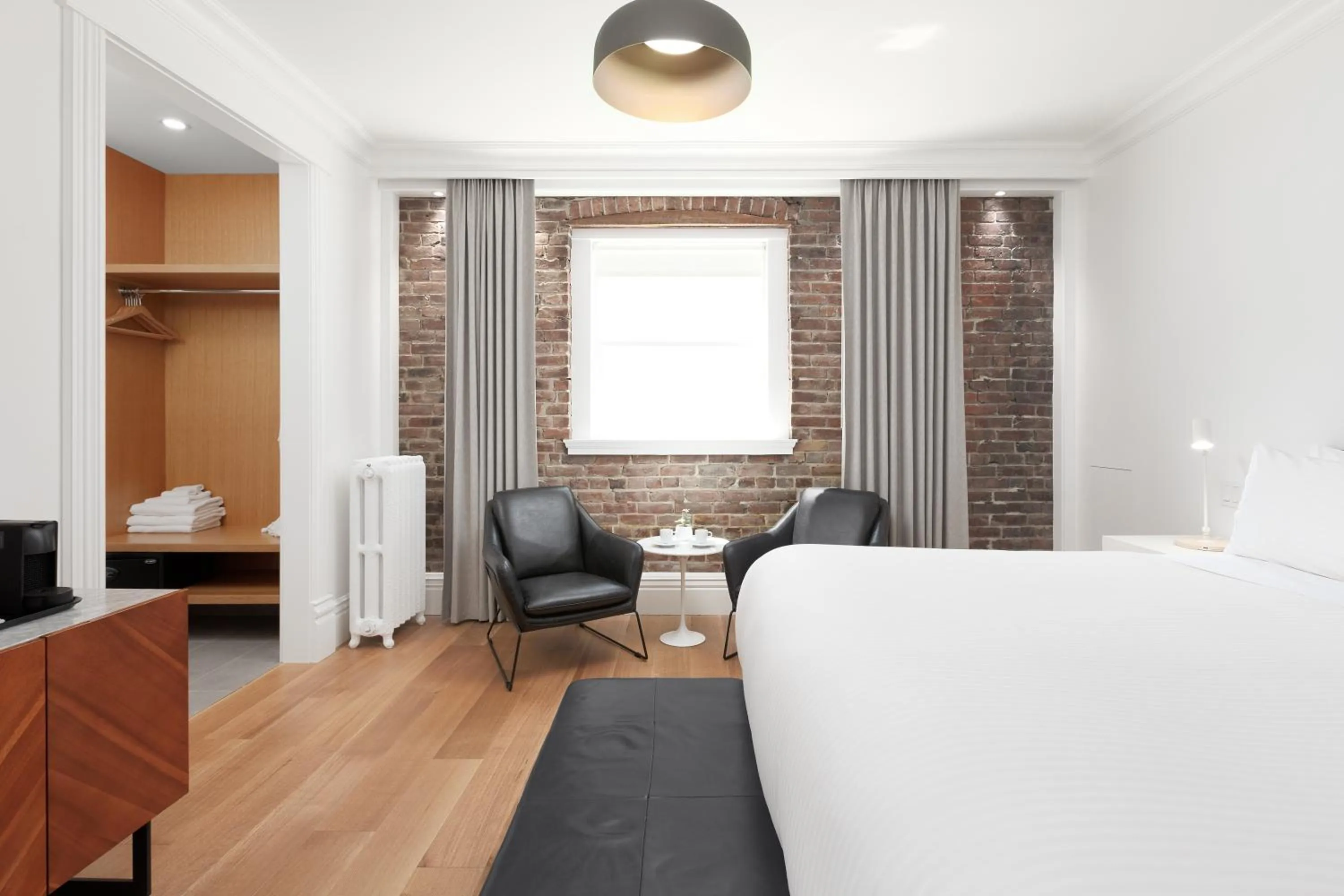 Seating area, Bed in Victorian Hotel