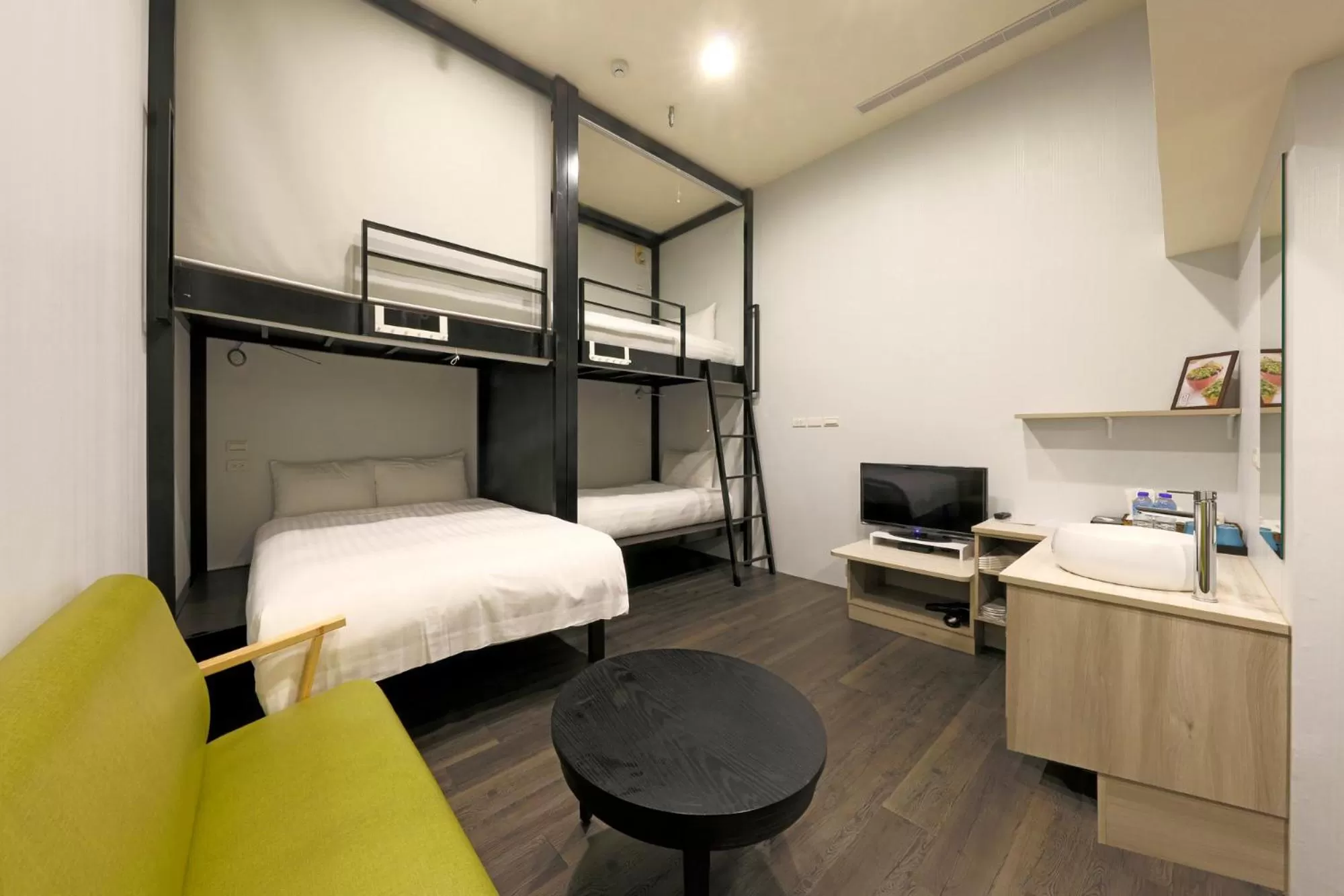 Photo of the whole room, Bed in Place‧X Hotel