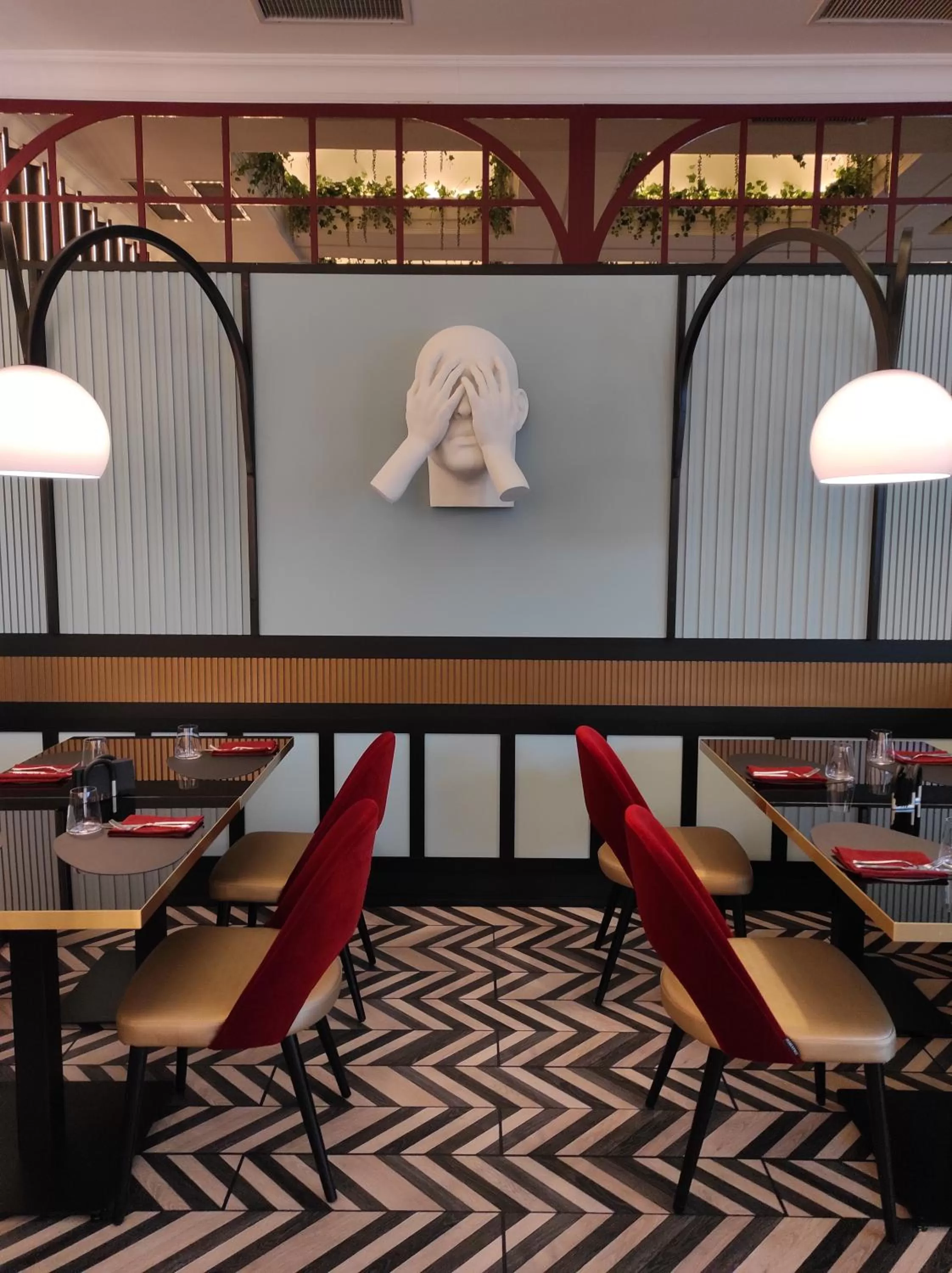 Restaurant/places to eat in Hotel Select