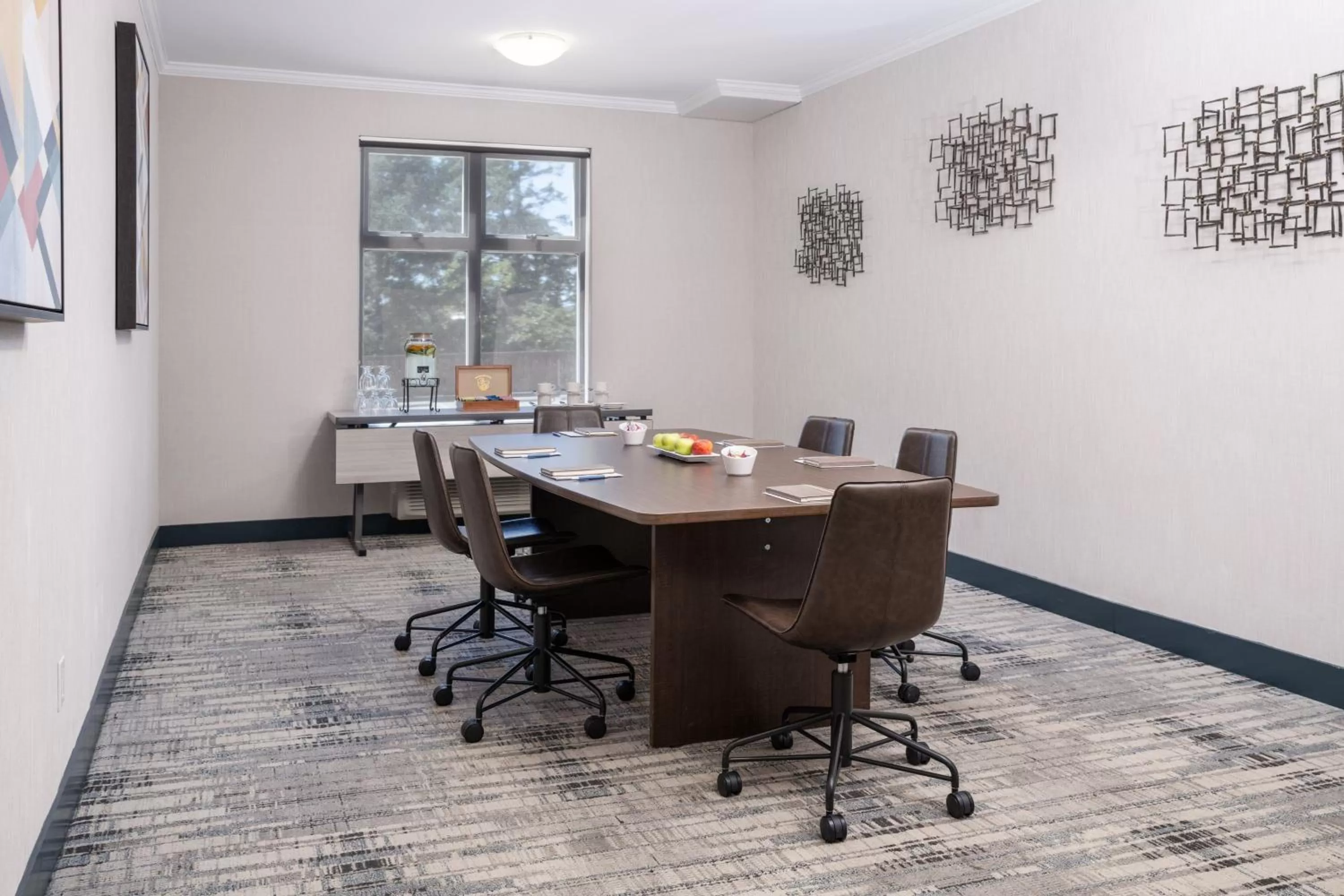 Meeting/conference room in Four Points by Sheraton Victoria Gateway