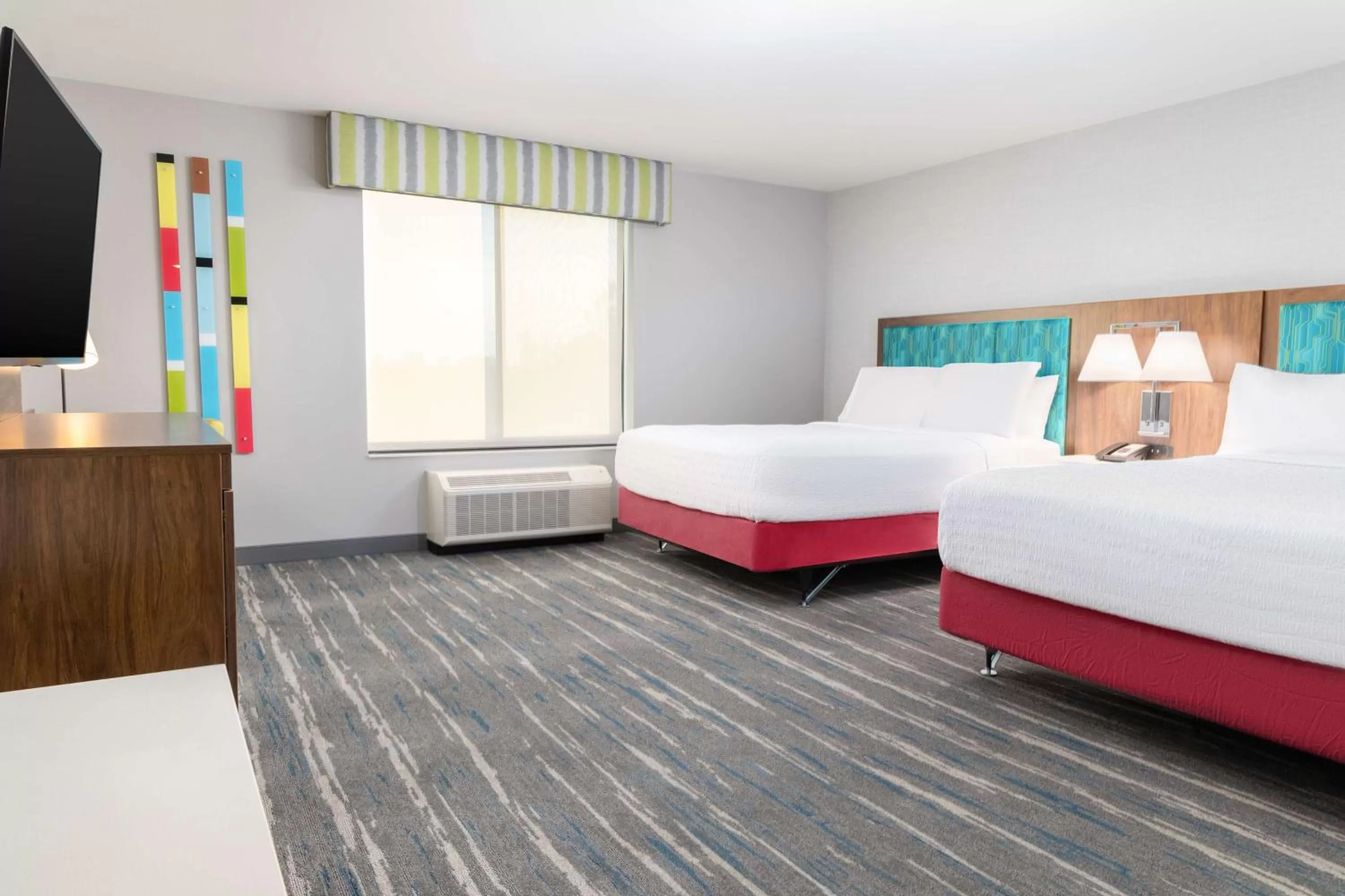 Bed in Hampton Inn & Suites Santa Rosa Sonoma Wine Country