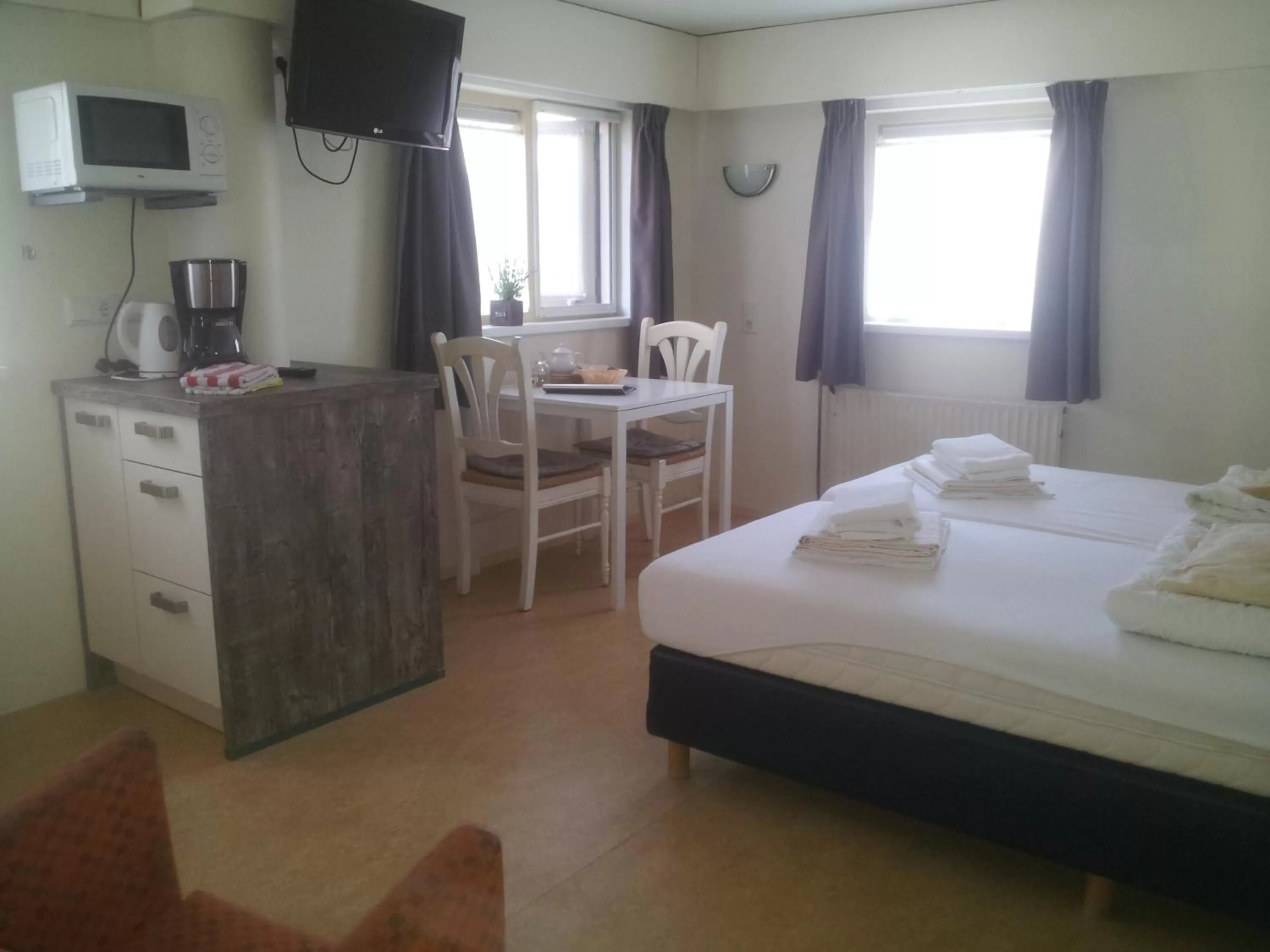 Coffee/tea facilities, Bed in Hotel Rasch