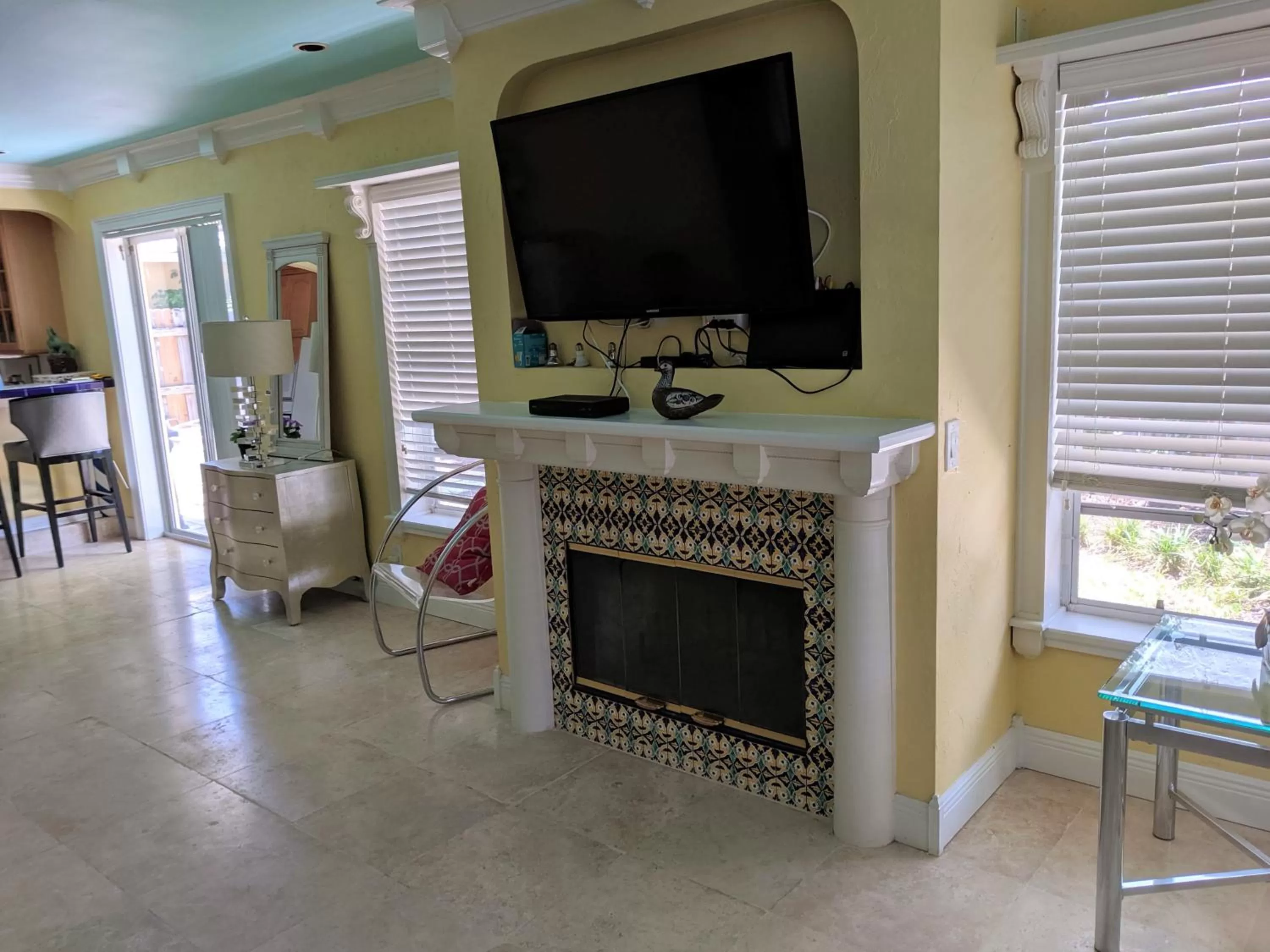 TV and multimedia in Manhattan Tower Apartment Hotel