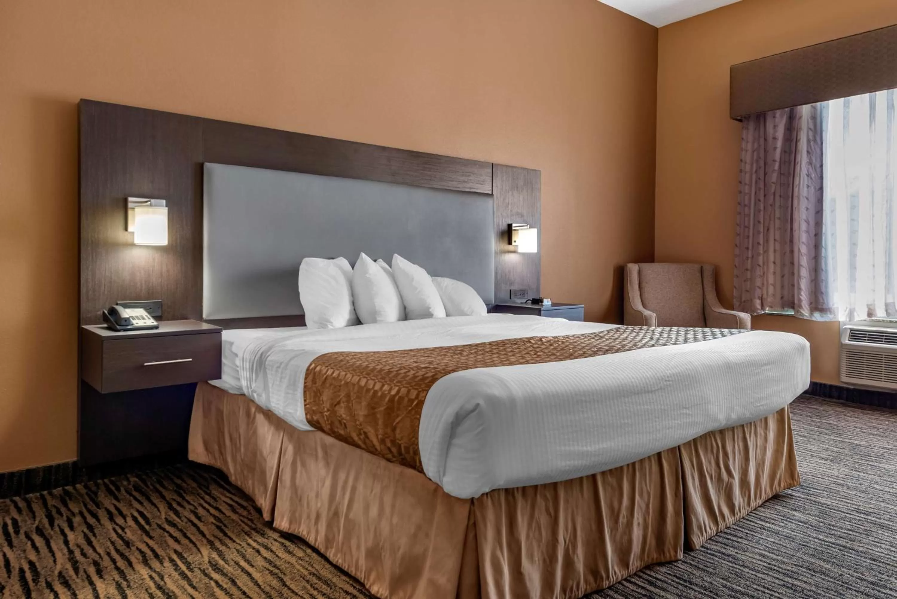 Photo of the whole room, Bed in Best Western the Inn at the Fairgrounds