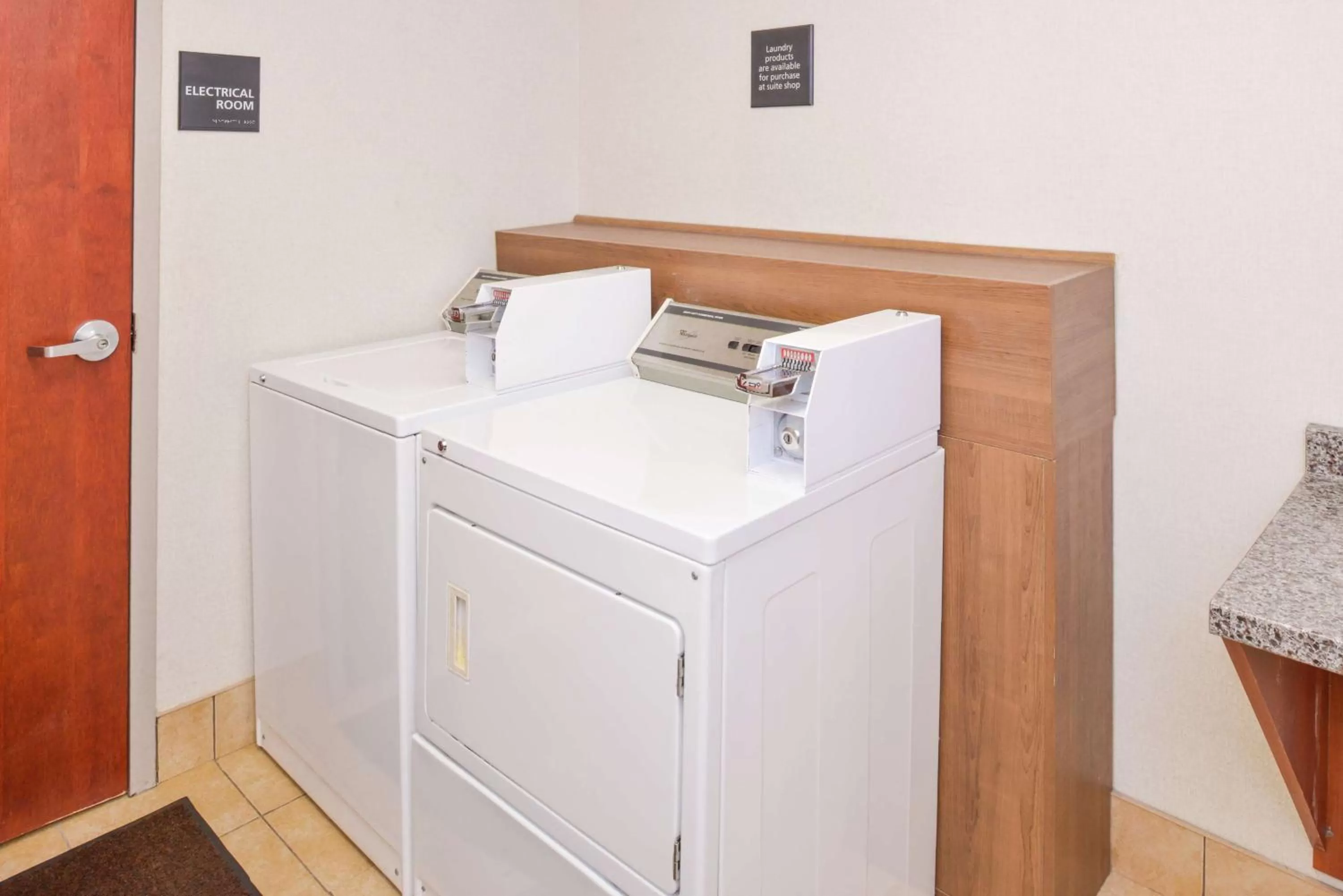 Property building in Hampton Inn & Suites Wilmington