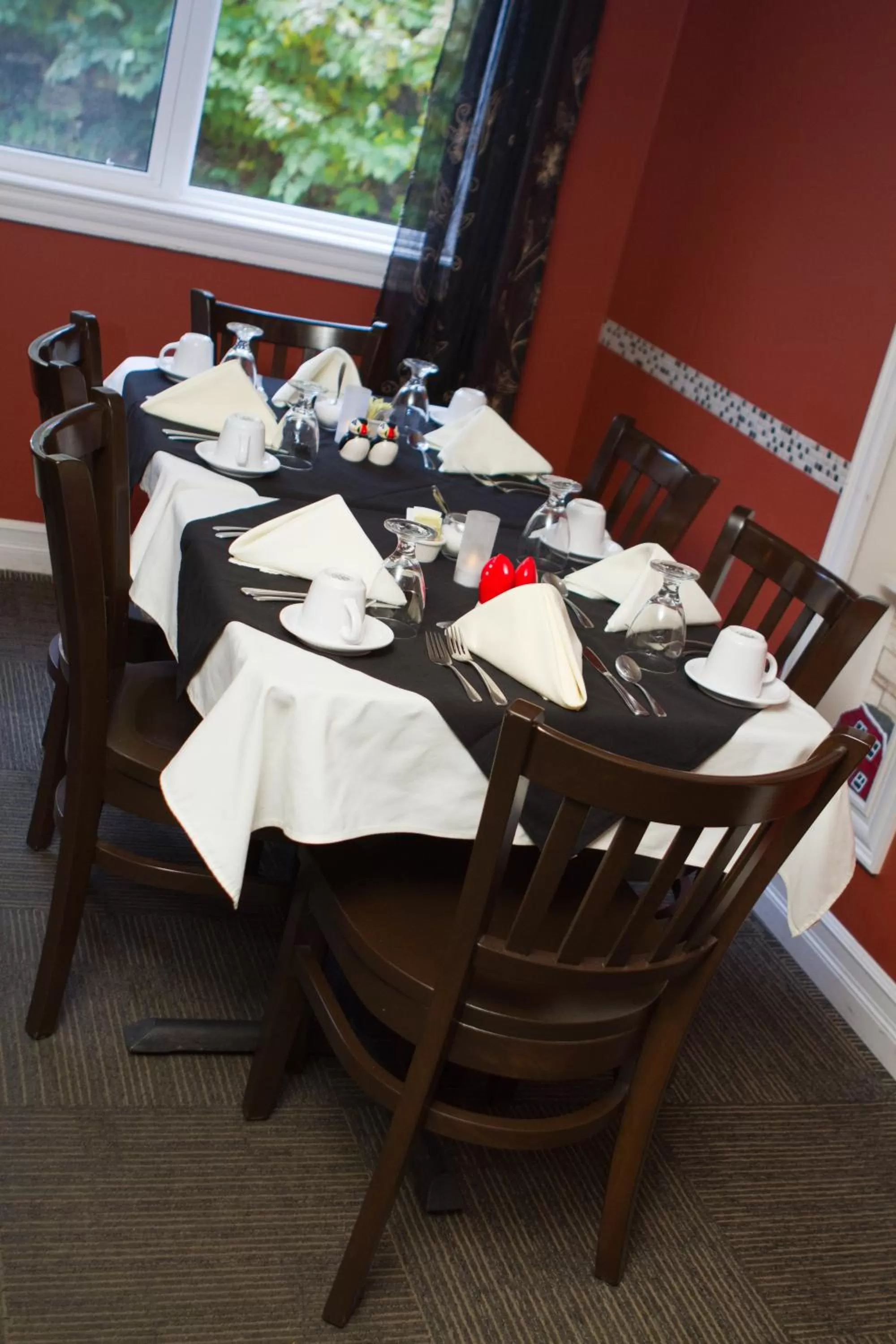 Restaurant/Places to Eat in Restland Motel